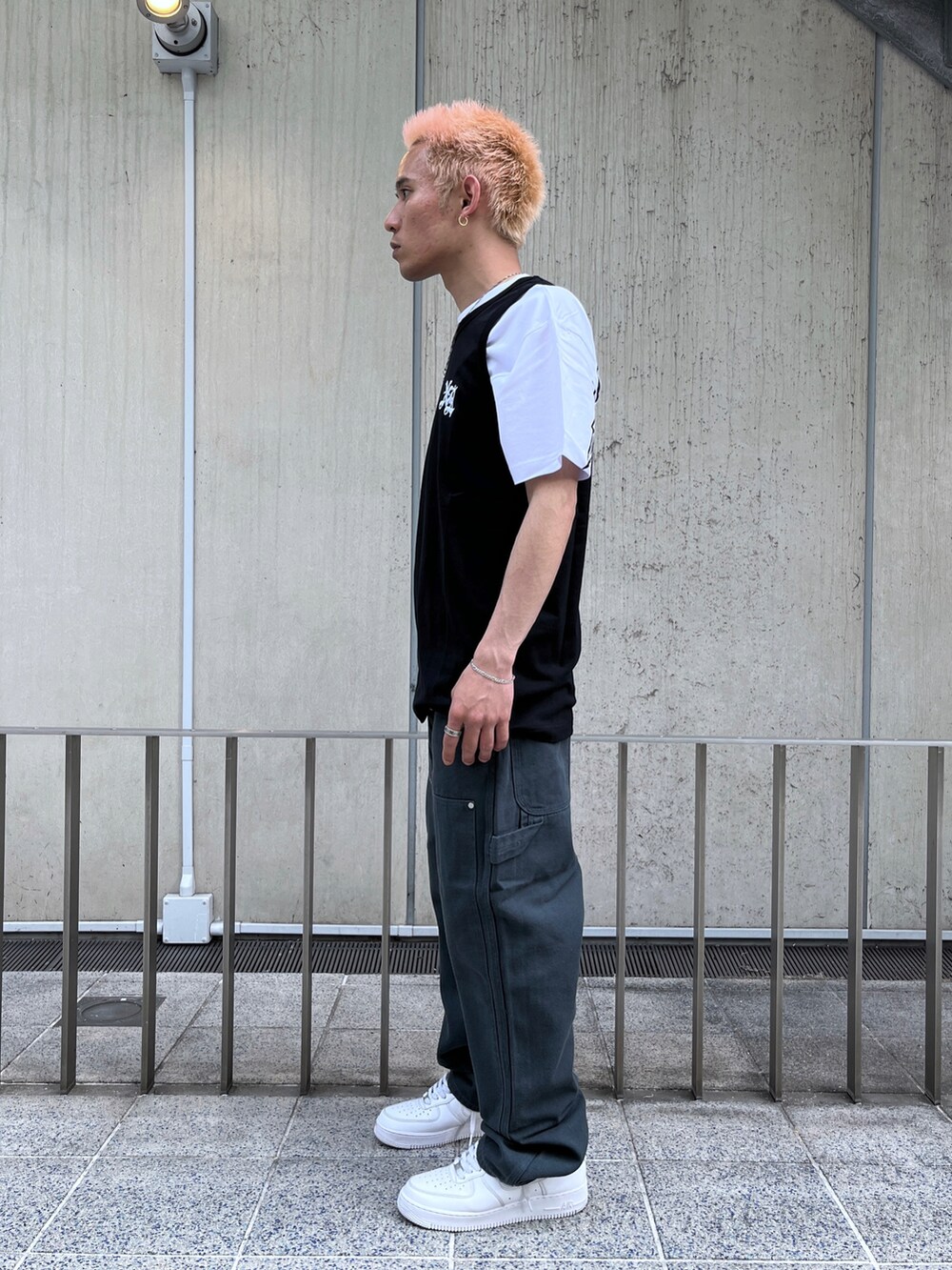 ホワイト系のTシャツ/カットソー、ブラック系のその他パンツ、ブラック系のタンクトップを着用したメンズの夏コーディネートの2枚目の写真