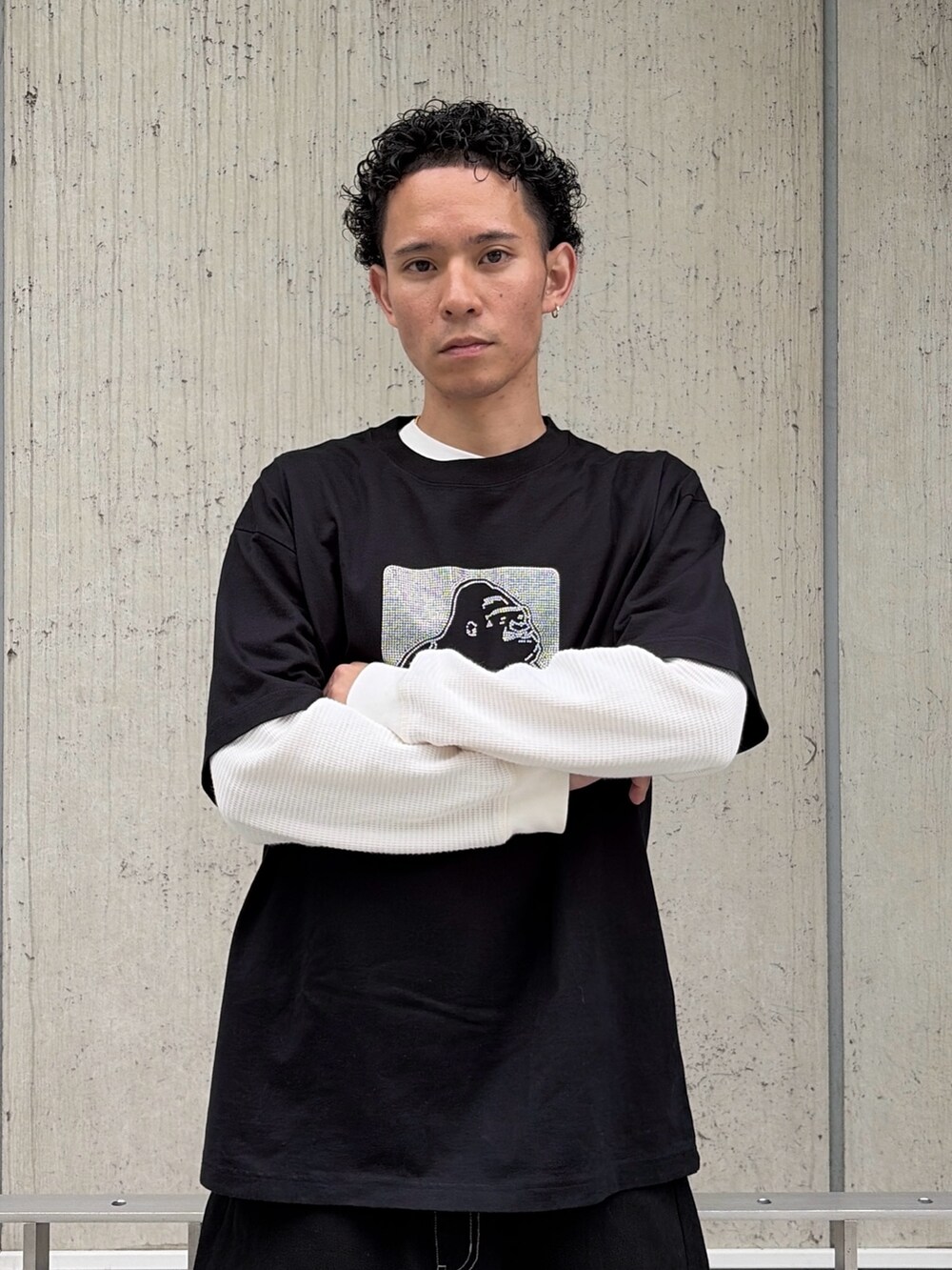 ホワイト系のTシャツ/カットソー、ホワイト系のTシャツ/カットソー、グリーン系のデニムパンツを着用したメンズの夏コーディネートの6枚目の写真