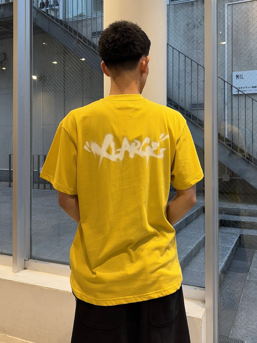 イエロー系のTシャツ/カットソー、グレー系のスウェットパンツを着用したメンズの夏コーディネートの7枚目の写真