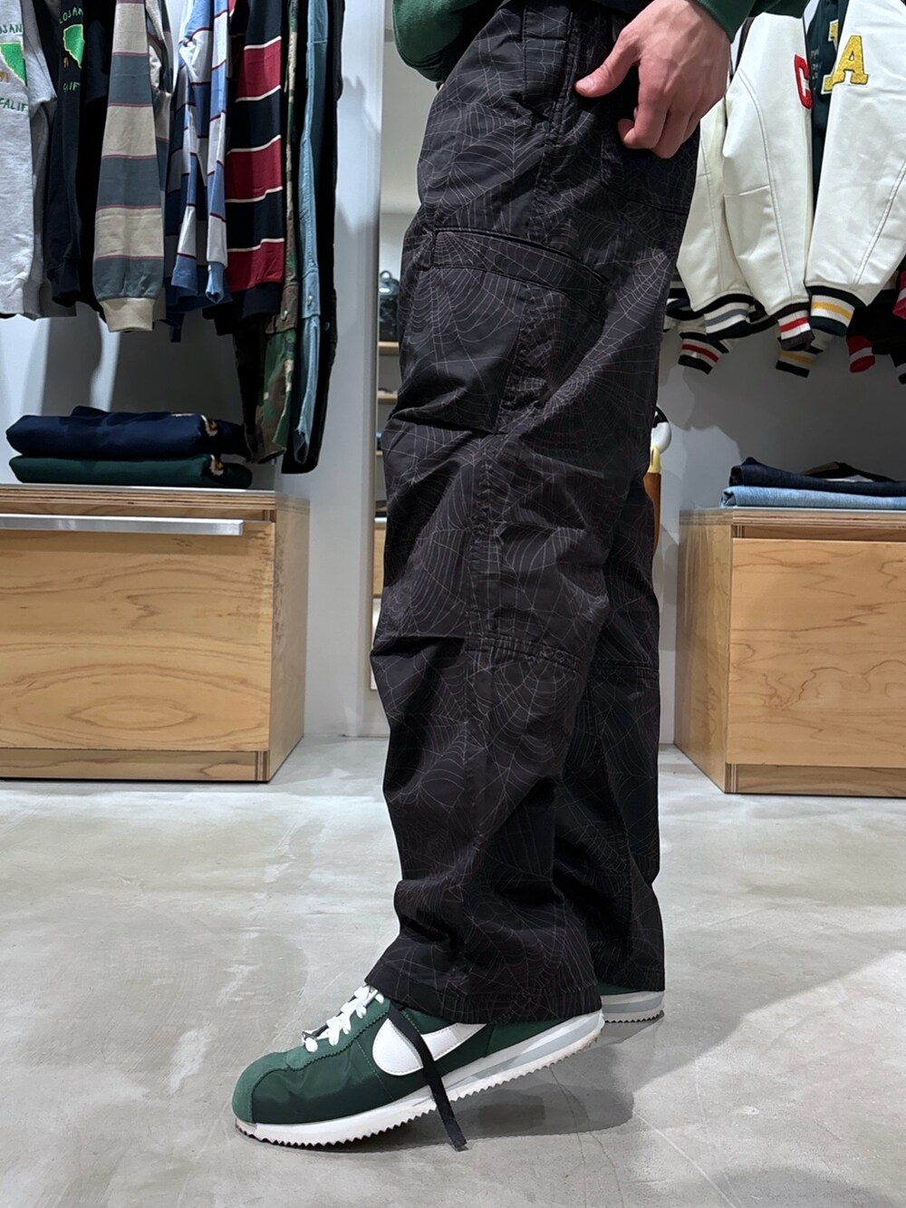 グリーン系のスウェット、ブラック系のその他パンツを着用したメンズの冬コーディネートの9枚目の写真