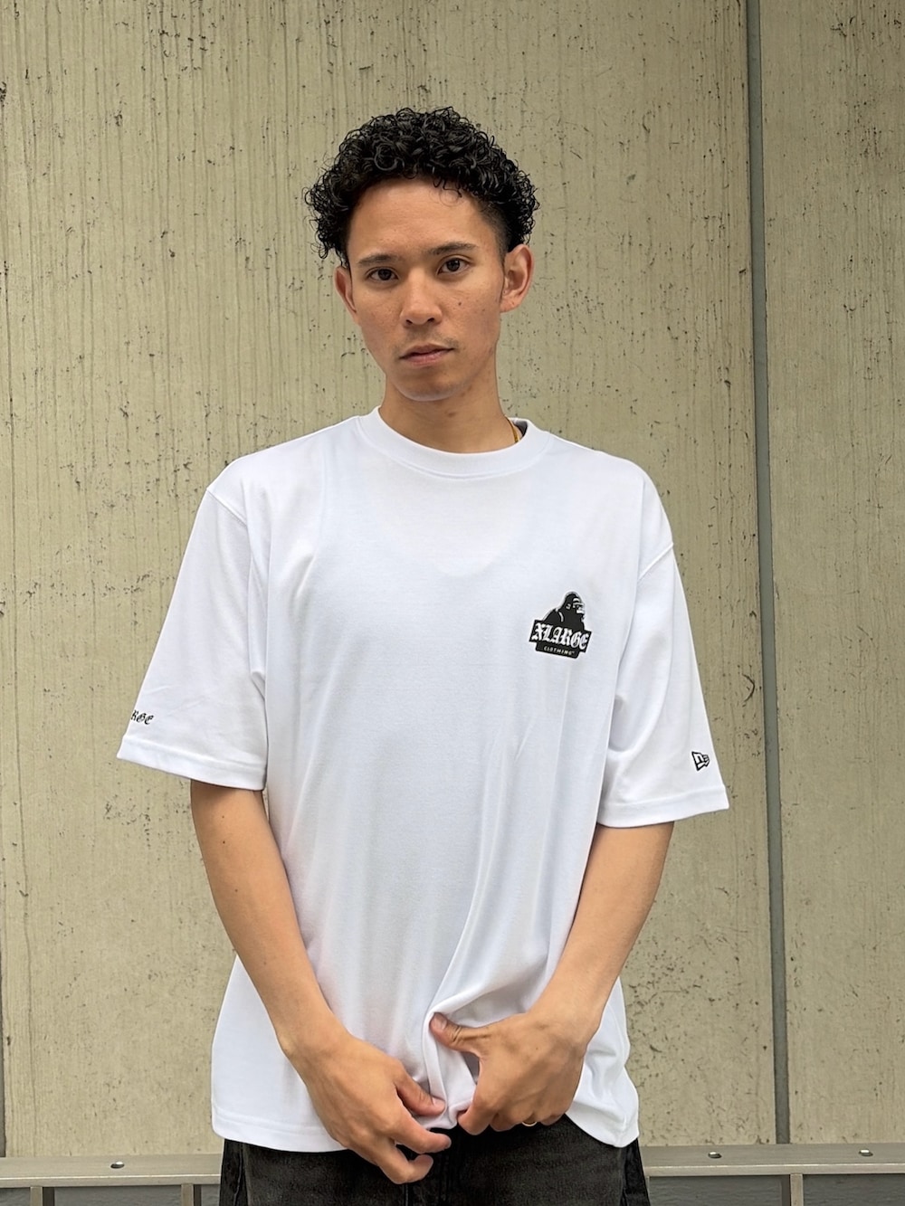 ホワイト系のTシャツ/カットソー、ブラック系のデニムパンツを着用したメンズの夏コーディネートの6枚目の写真