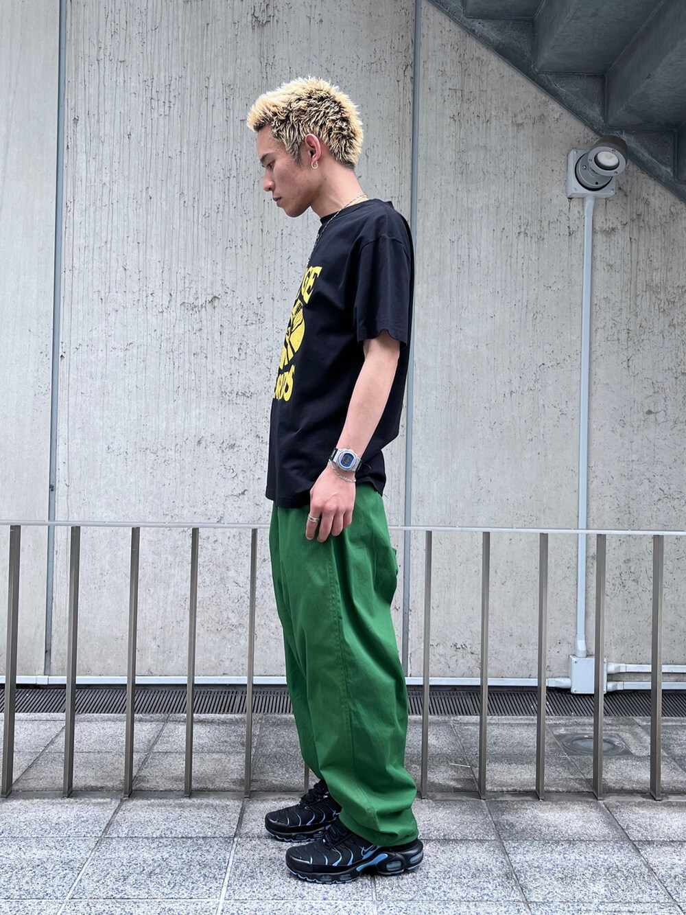 ブラック系のTシャツ/カットソー、グリーン系のその他パンツを着用したメンズの夏コーディネートの2枚目の写真