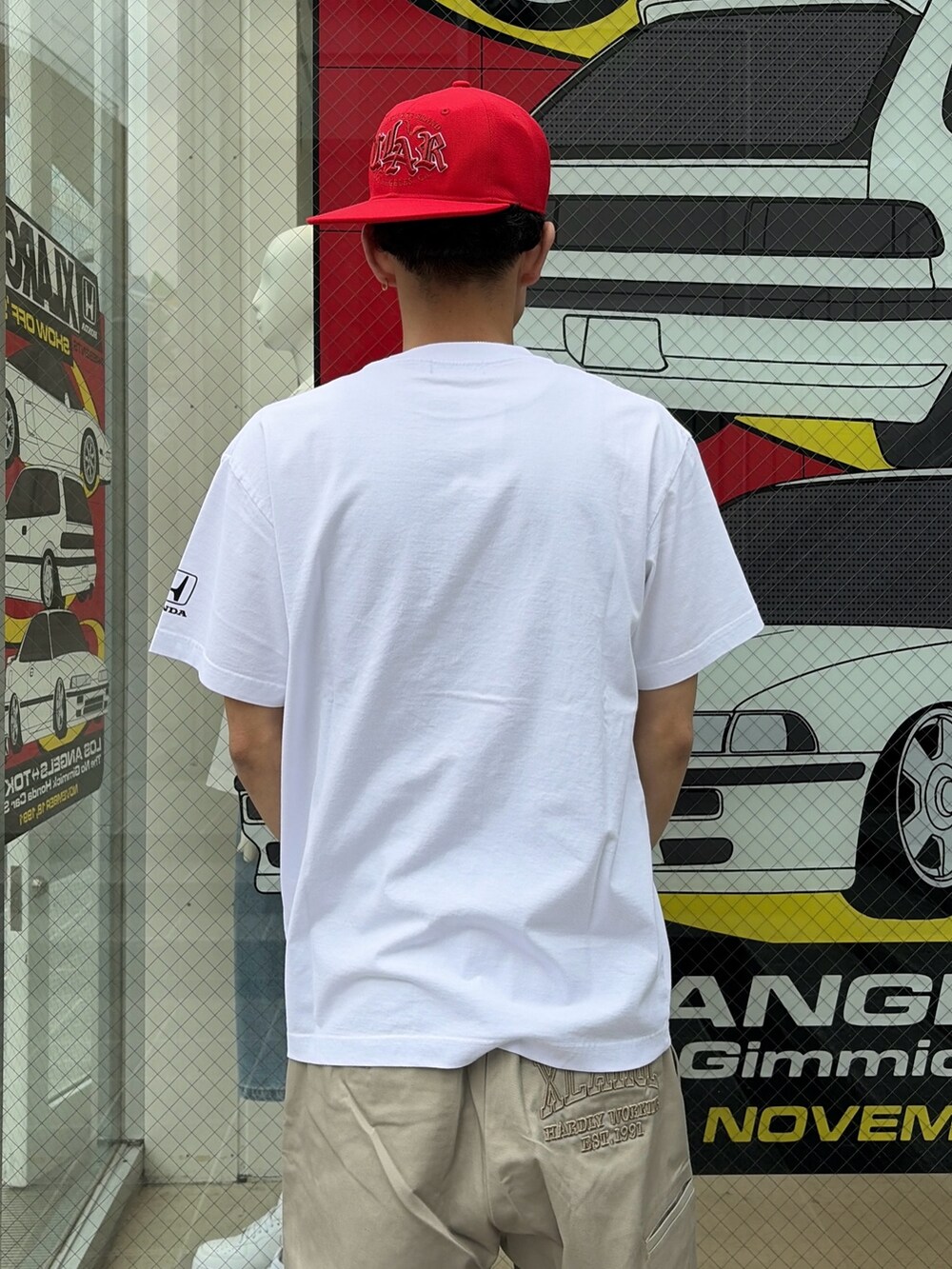 ブルー系のシャツ/ブラウス、ホワイト系のTシャツ/カットソー、グリーン系のその他パンツを着用したメンズの春コーディネートの8枚目の写真