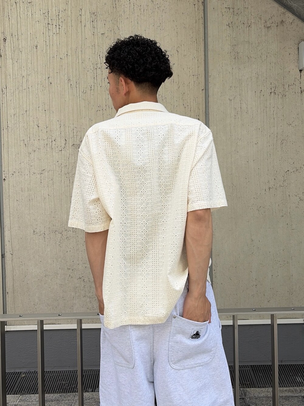 ホワイト系のシャツ/ブラウス、グレー系のスウェットパンツを着用したメンズの夏コーディネートの6枚目の写真
