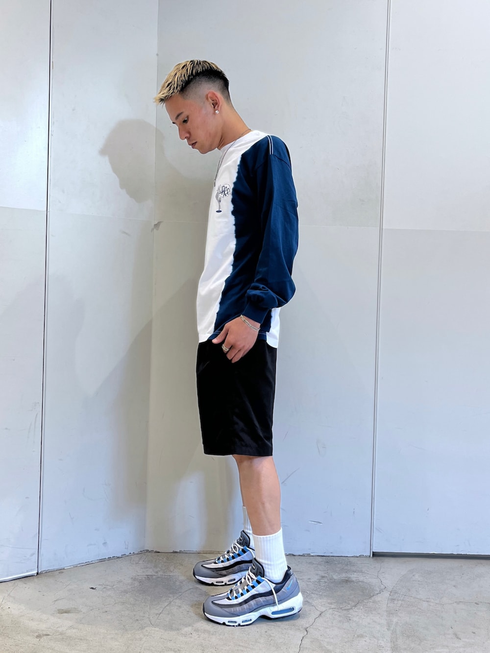 ブラウン系のその他パンツ、ブルー系のTシャツ/カットソーを着用したメンズの夏コーディネートの2枚目の写真