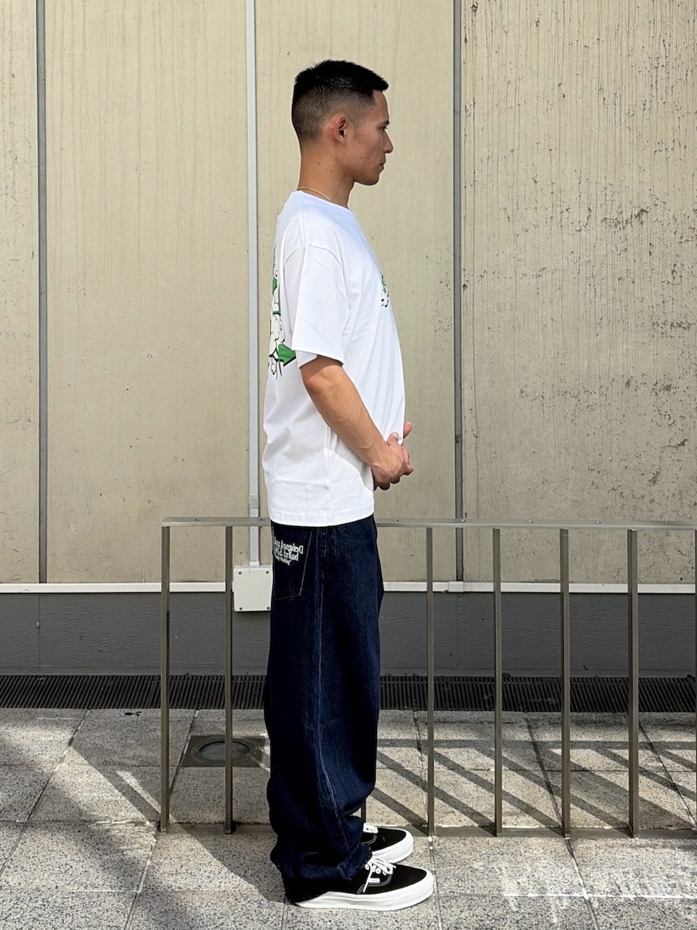 ブルー系のデニムパンツを着用したメンズの夏コーディネートの3枚目の写真