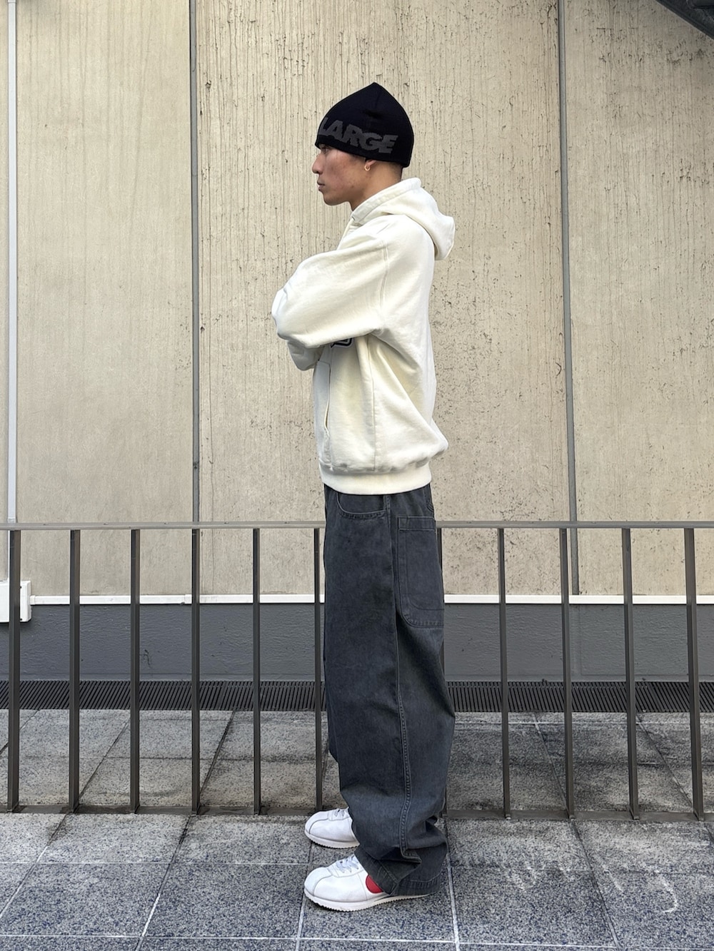 ホワイト系のパーカー、グレー系のその他パンツ、ブラック系のニットキャップ/ビーニーを着用したメンズの冬コーディネートの2枚目の写真