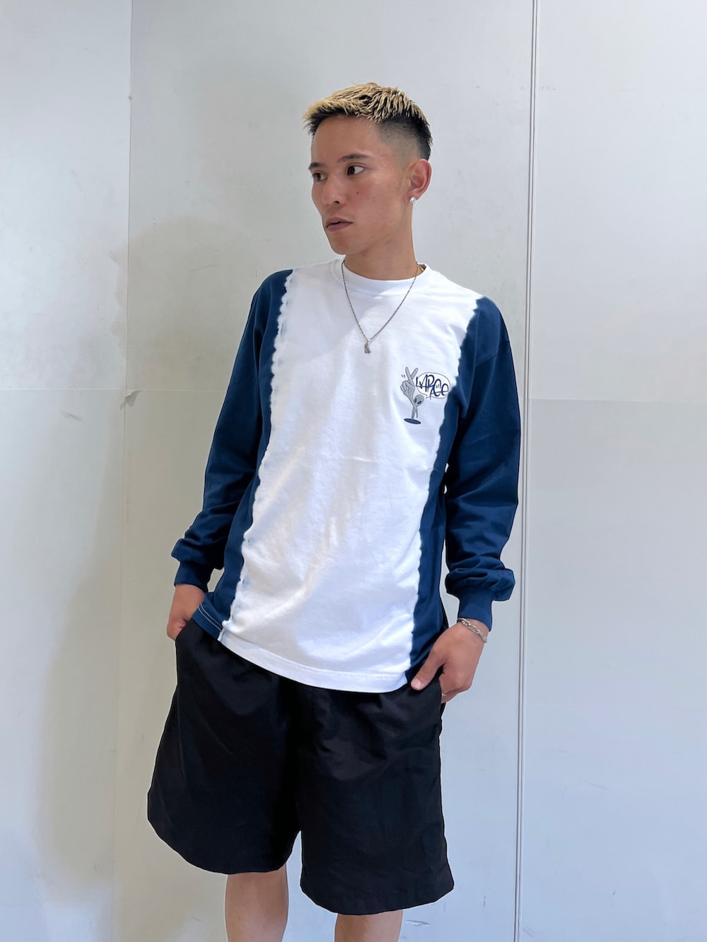 ブラウン系のその他パンツ、ブルー系のTシャツ/カットソーを着用したメンズの夏コーディネートの5枚目の写真