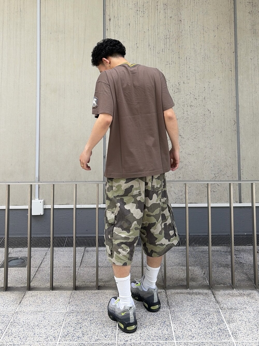 ブラウン系のTシャツ/カットソー、その他のカーゴパンツを着用したメンズの春コーディネートの4枚目の写真