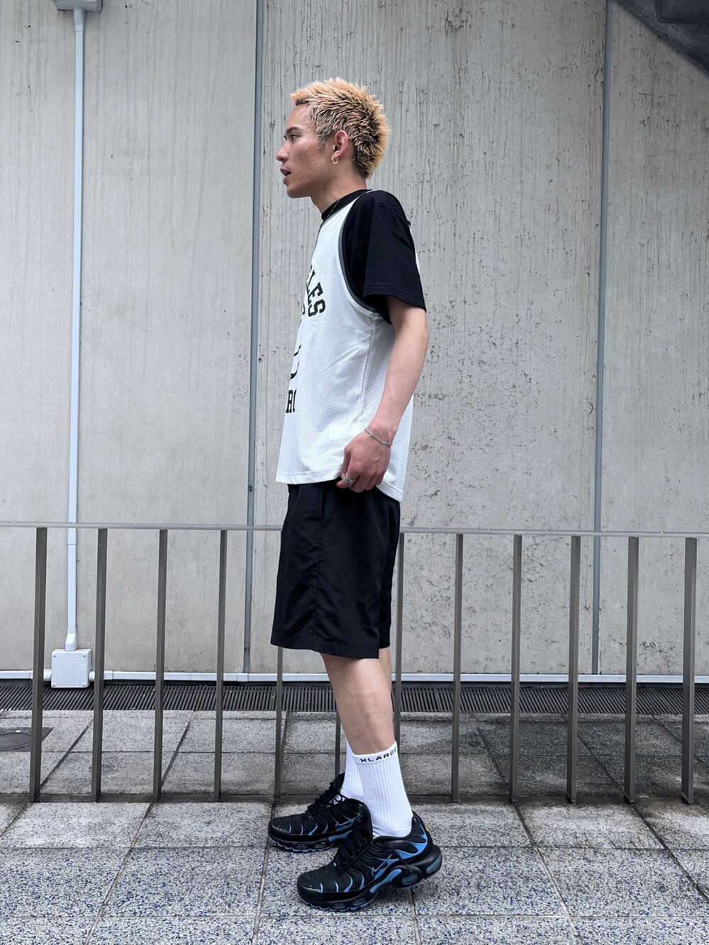 ホワイト系のTシャツ/カットソー、ホワイト系のTシャツ/カットソー、ブラウン系のその他パンツを着用したメンズの夏コーディネートの2枚目の写真