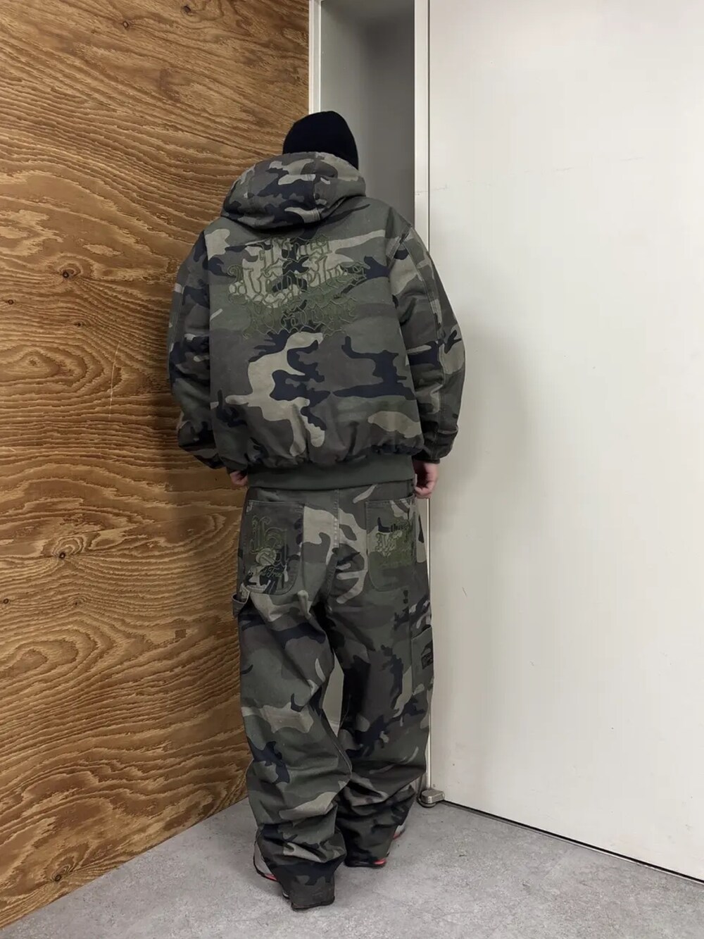 その他のブルゾン、その他のその他パンツ、ブラック系のニットキャップ/ビーニーを着用したメンズの冬コーディネートの4枚目の写真