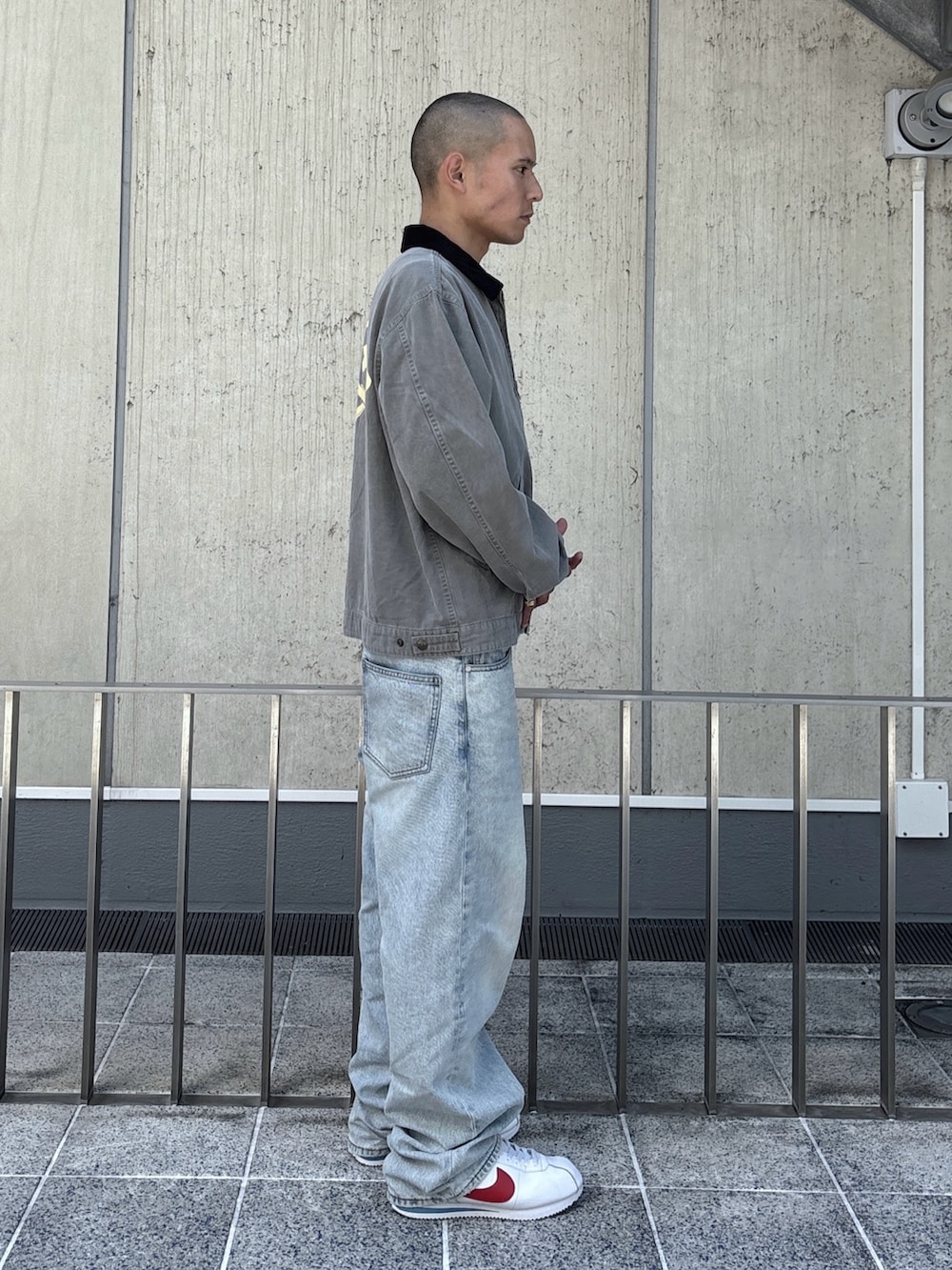 ブラック系のデニムパンツ、グリーン系のその他アウターを着用したメンズの秋コーディネートの3枚目の写真