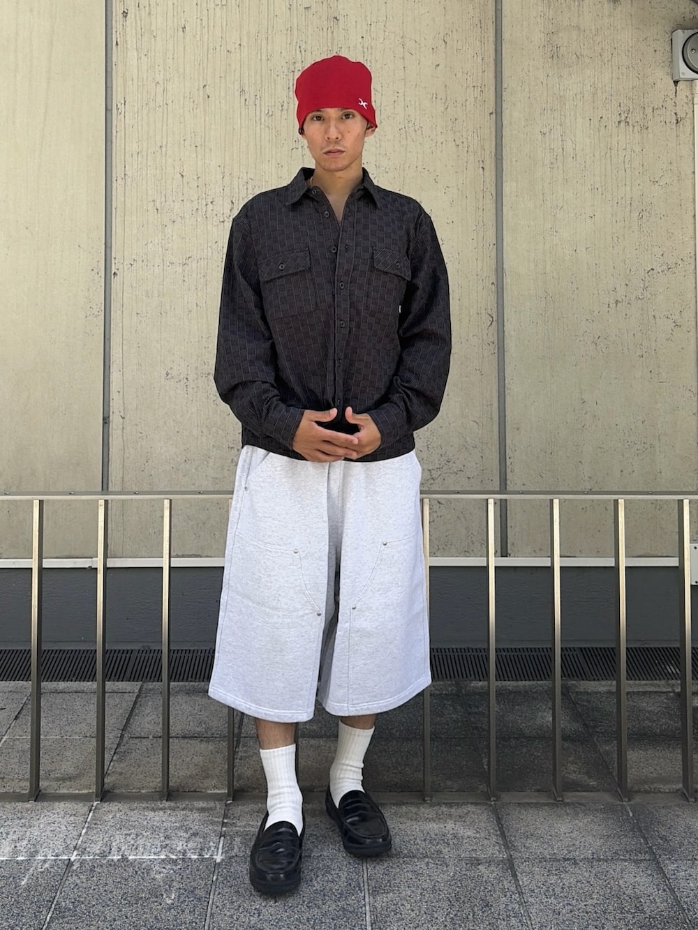 グレー系のスウェットパンツ、ブラック系のシャツ/ブラウス、レッド系のニットキャップ/ビーニーを着用したメンズの夏コーディネートの3枚目の写真