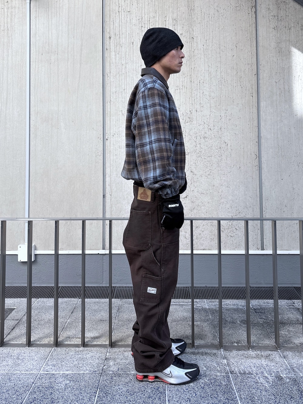 ブラウン系のその他アウター、ブラウン系のその他パンツ、ブラック系のニットキャップ/ビーニーを着用したメンズの秋コーディネートの3枚目の写真