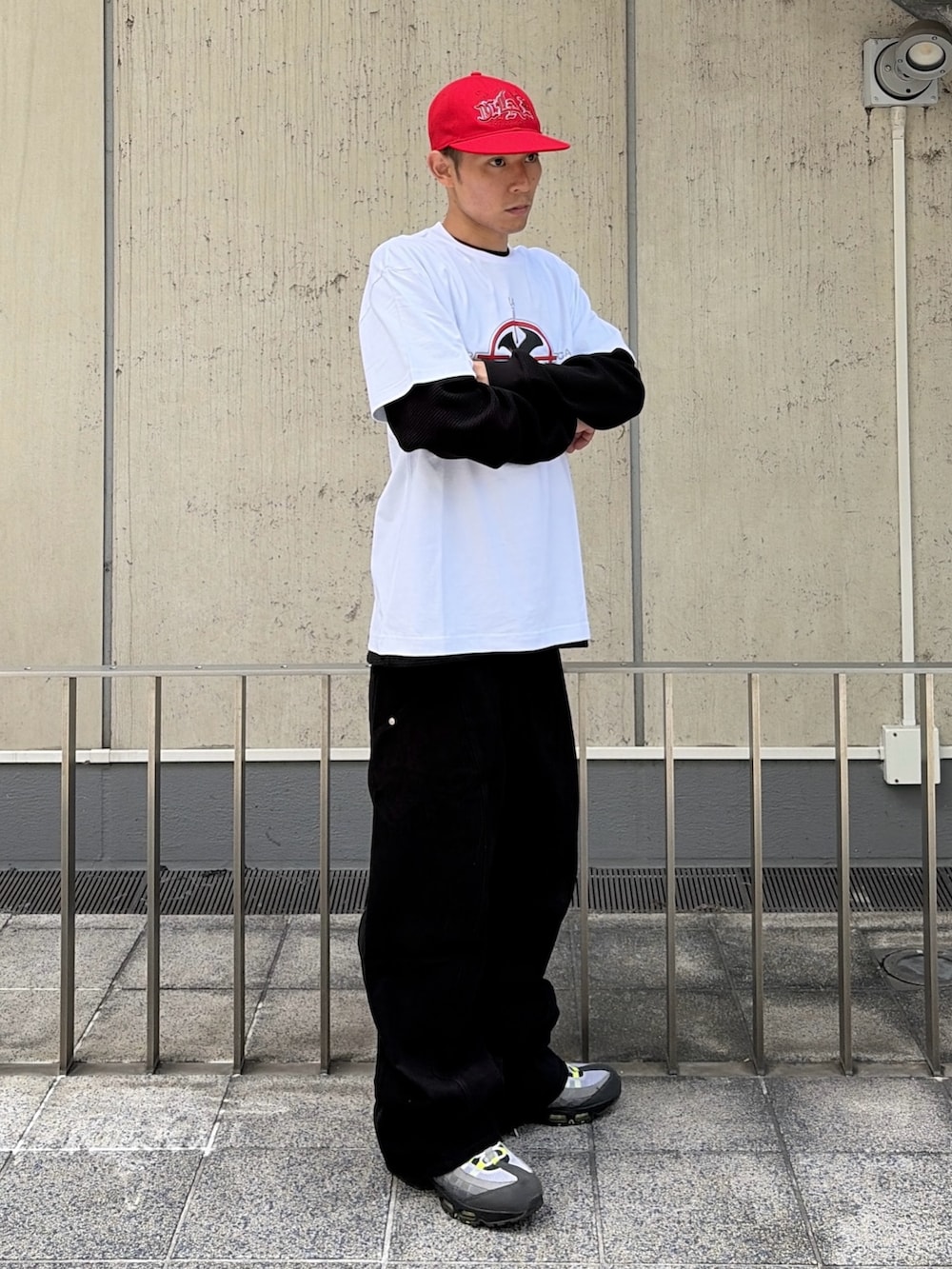 パープル系のTシャツ/カットソー、その他のTシャツ/カットソー、グレー系のその他パンツを着用したメンズの夏コーディネートの5枚目の写真