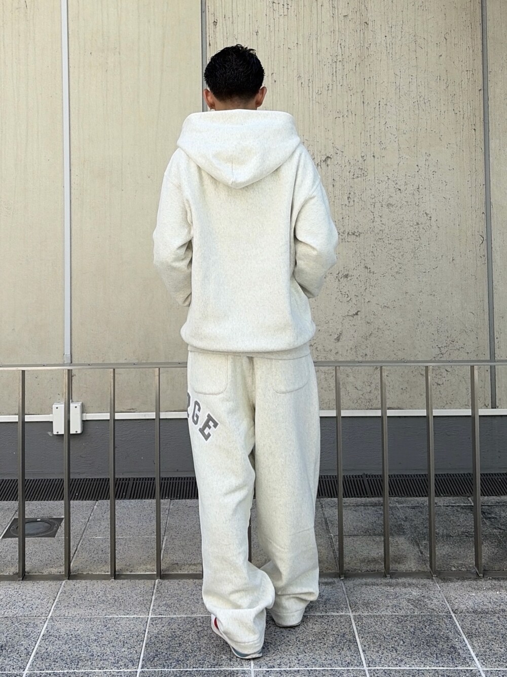 グレー系のパーカー、グレー系のスウェットパンツを着用したメンズの秋コーディネートの4枚目の写真