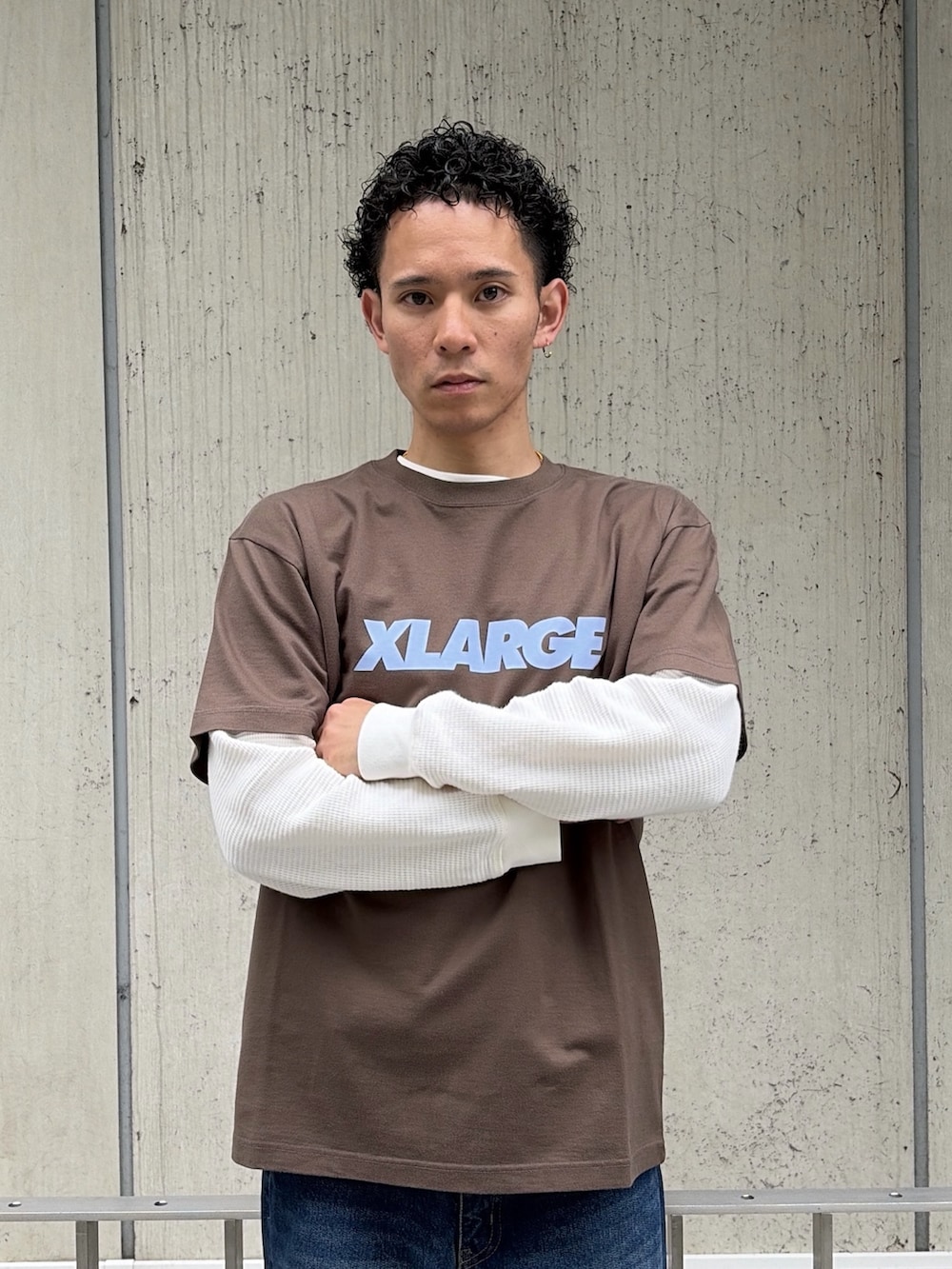 ブラック系のTシャツ/カットソー、ホワイト系のTシャツ/カットソー、ブルー系のデニムパンツを着用したメンズの夏コーディネートの5枚目の写真