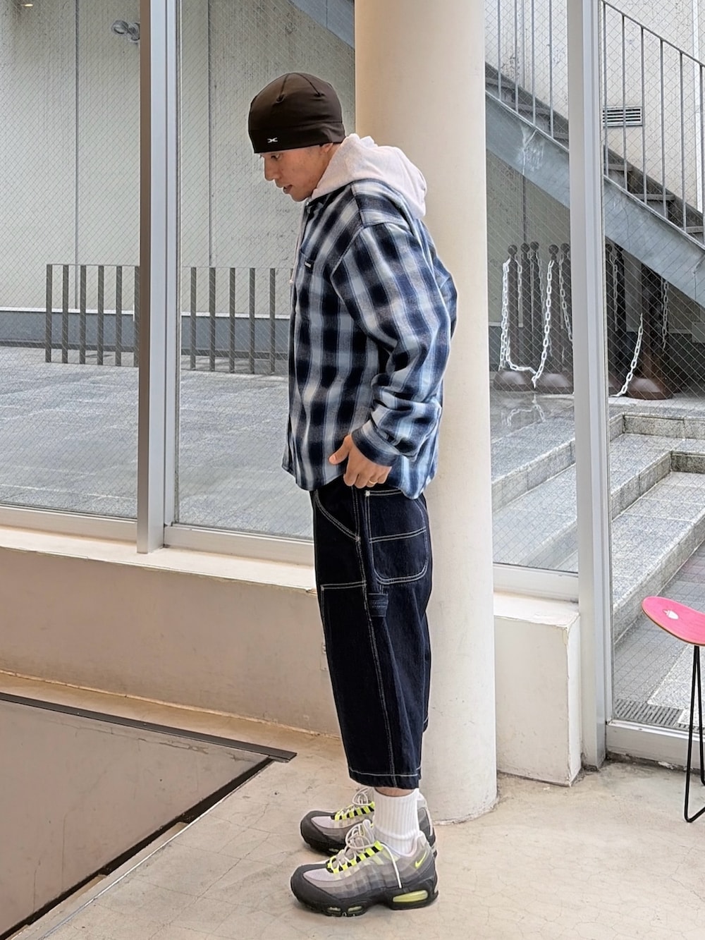ブルー系のシャツ/ブラウス、その他のパーカー、ブルー系のデニムパンツを着用したメンズの秋コーディネートの2枚目の写真
