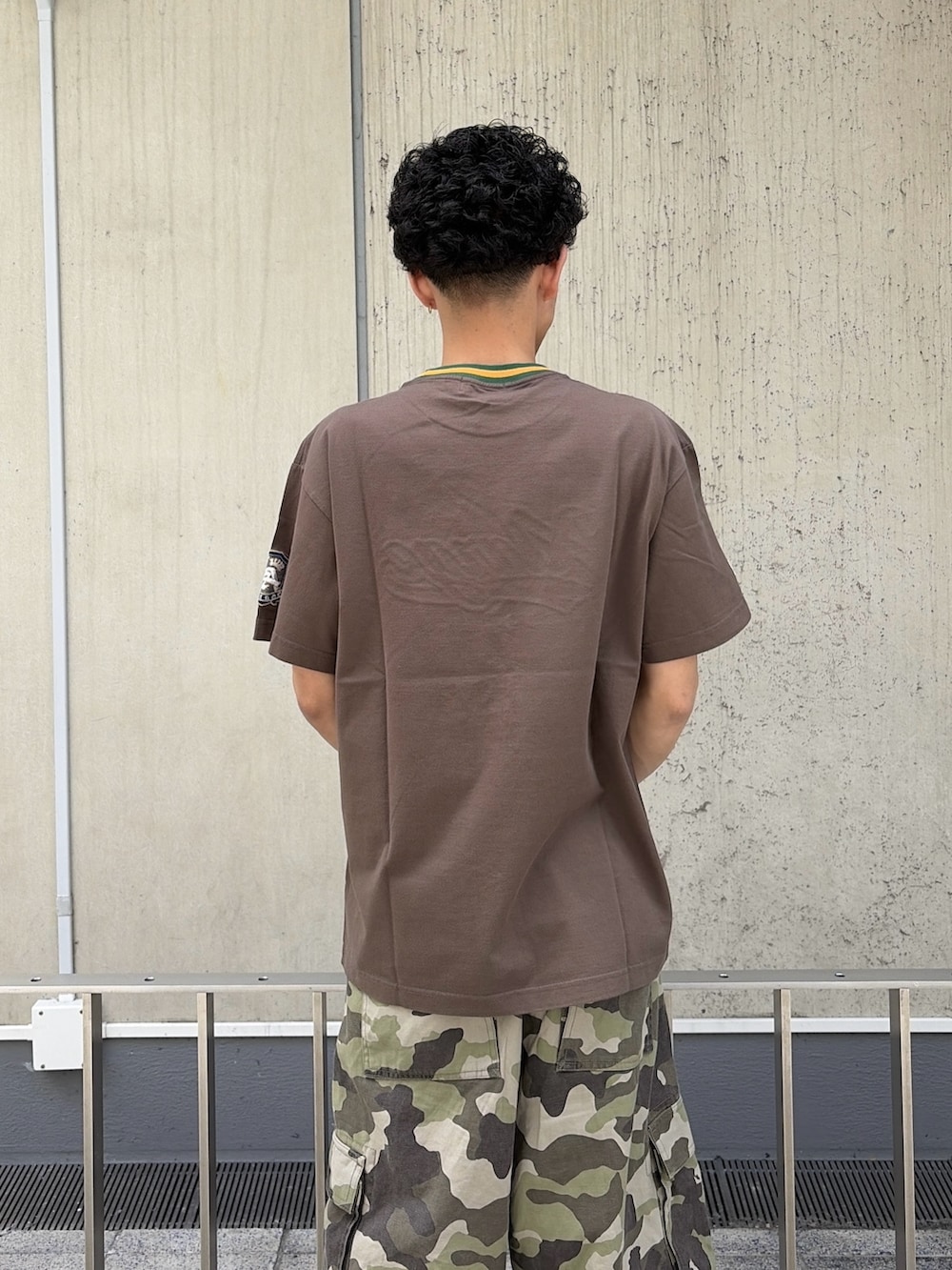 ブラウン系のTシャツ/カットソー、その他のカーゴパンツを着用したメンズの春コーディネートの6枚目の写真