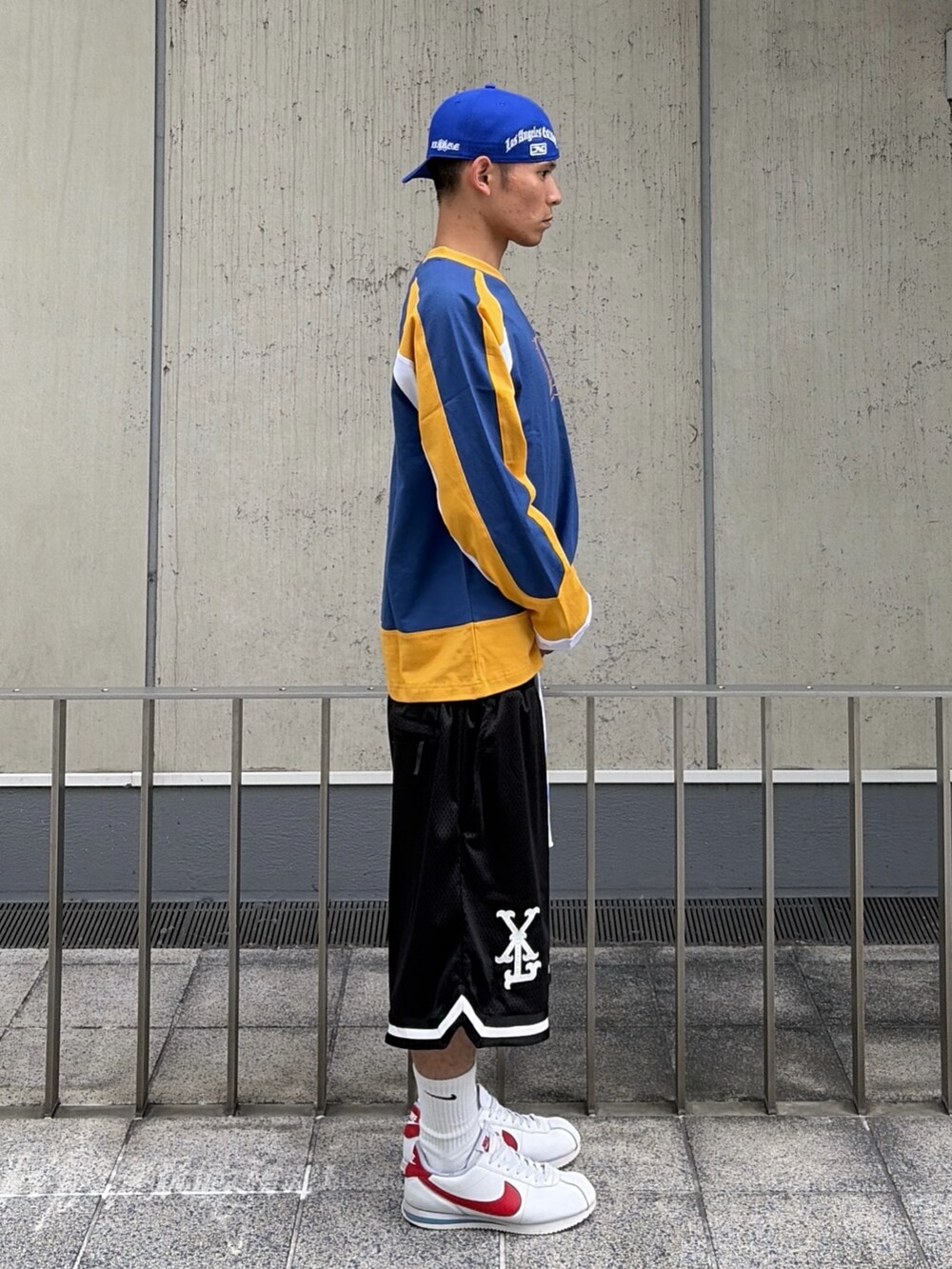 ブラック系のその他パンツ、ブルー系のTシャツ/カットソー、ブルー系のキャップを着用したメンズの夏コーディネートの4枚目の写真