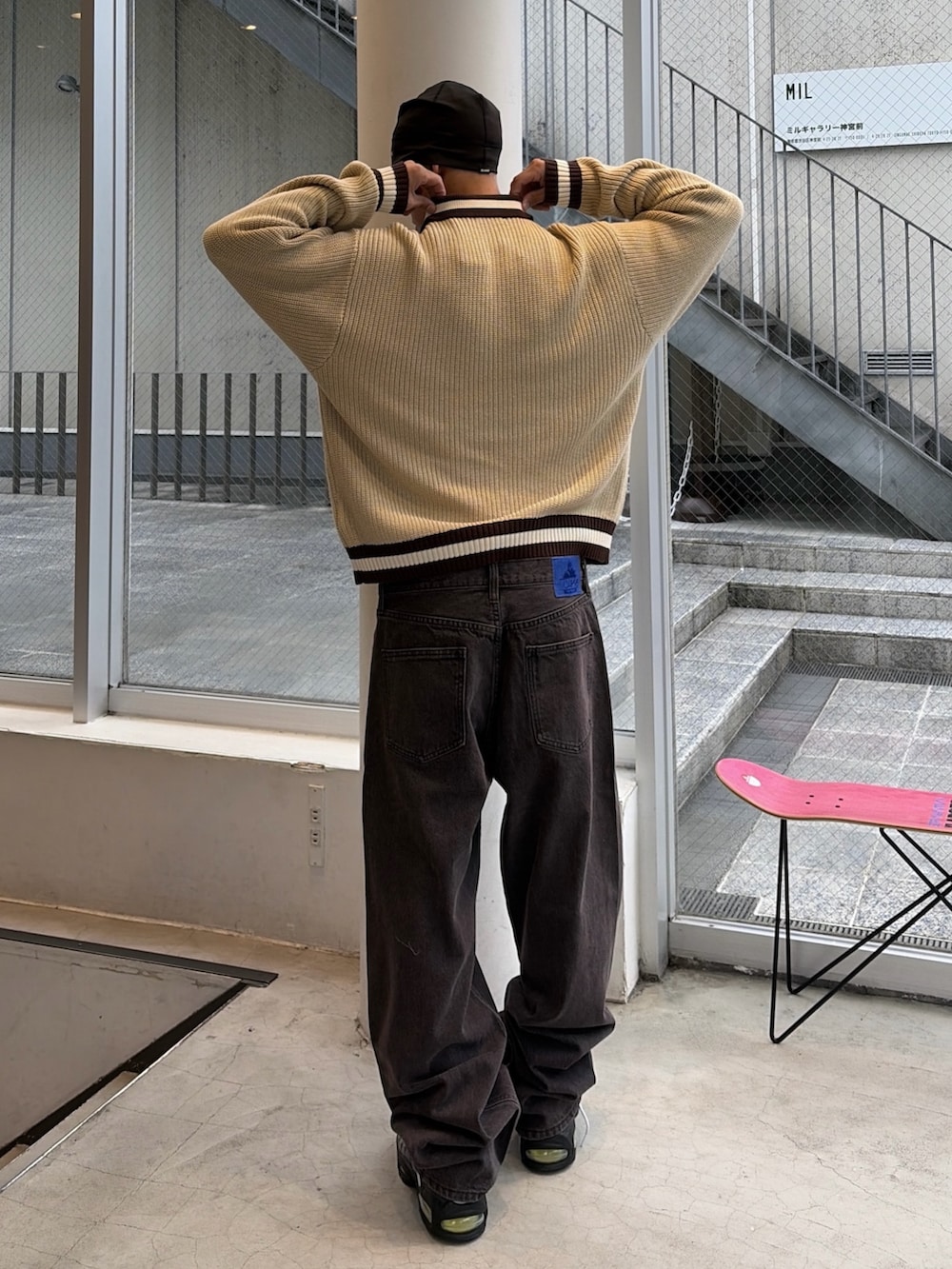 ベージュ系のニット/セーター、ブラウン系のデニムパンツ、その他のニットキャップ/ビーニーを着用したメンズの秋コーディネートの4枚目の写真