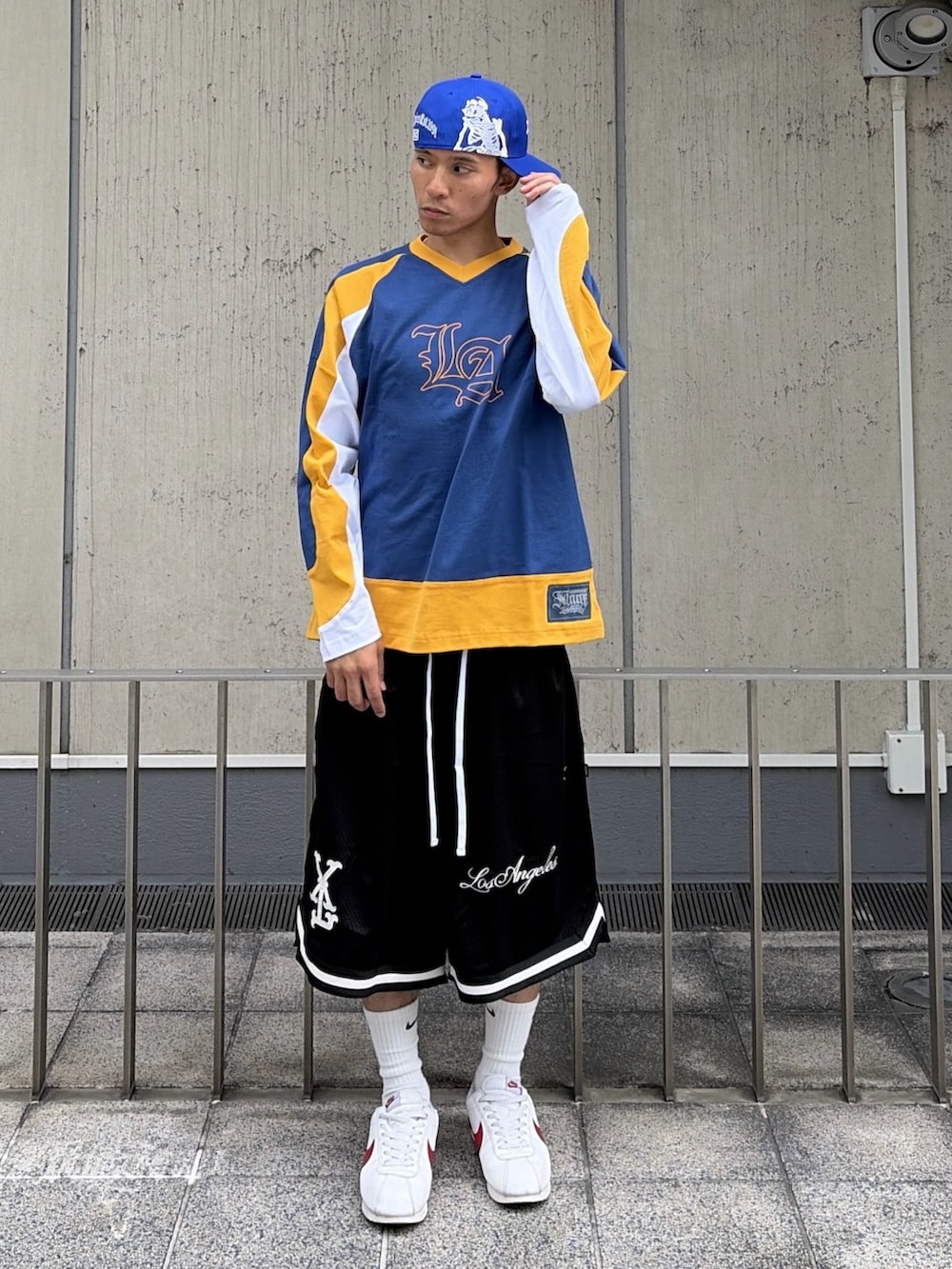ブラック系のその他パンツ、ブルー系のTシャツ/カットソー、ブルー系のキャップを着用したメンズの夏コーディネートの2枚目の写真