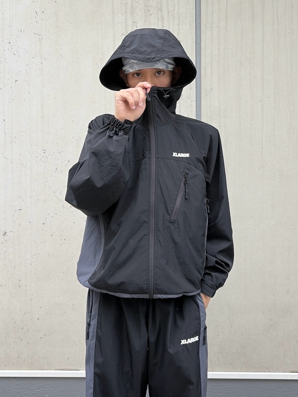 レッド系のナイロンジャケット、レッド系のその他パンツ、その他のニットキャップ/ビーニーを着用したメンズの秋コーディネートの6枚目の写真