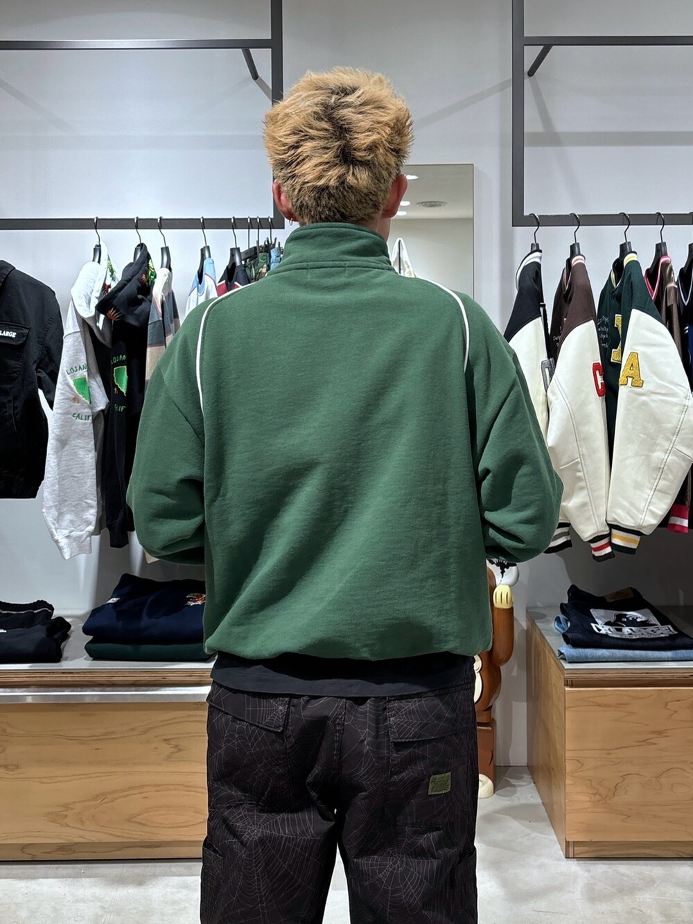 グリーン系のスウェット、ブラック系のその他パンツを着用したメンズの冬コーディネートの8枚目の写真