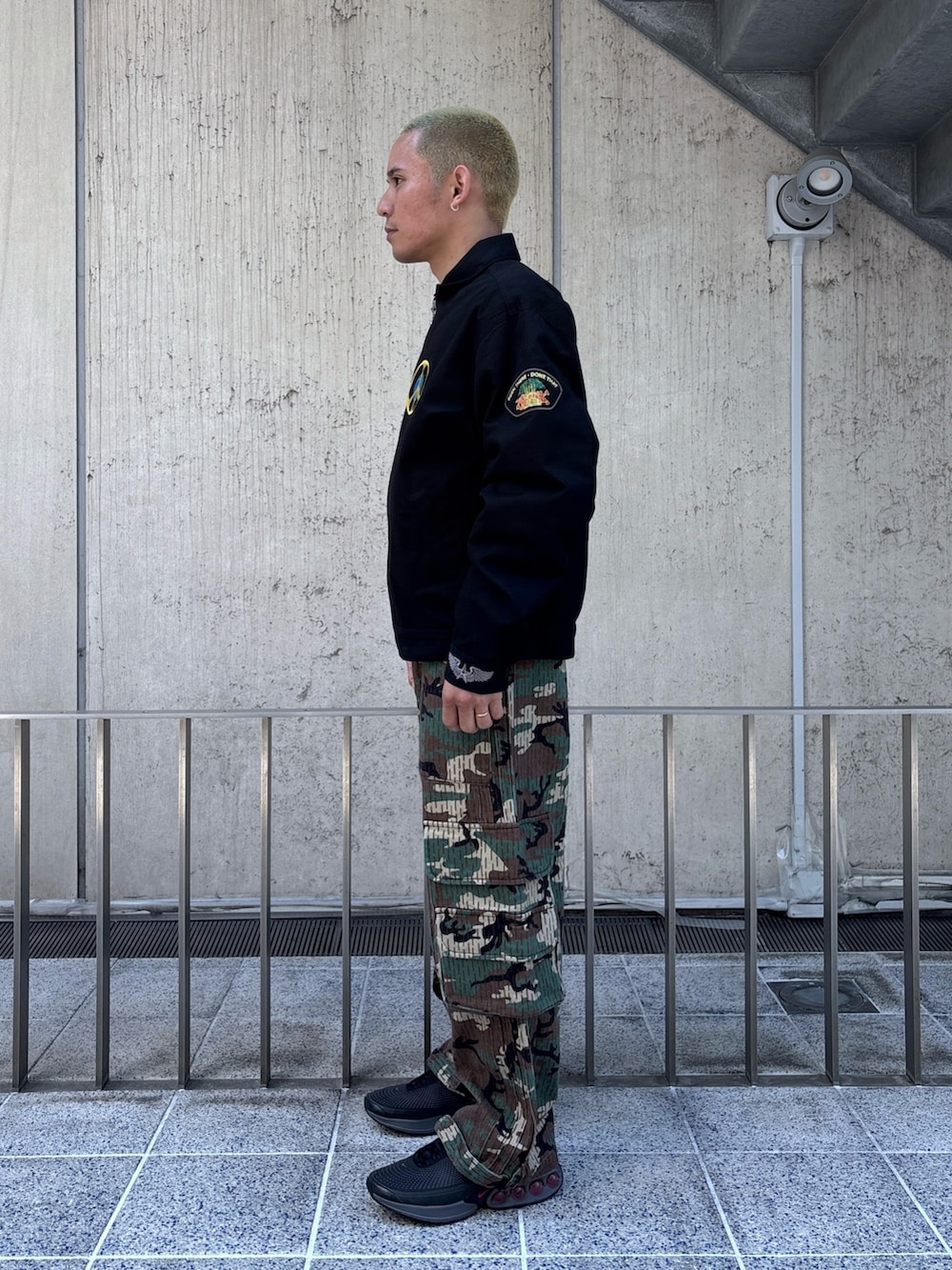 ブラック系のブルゾン、その他のカーゴパンツを着用したメンズの春コーディネートの2枚目の写真