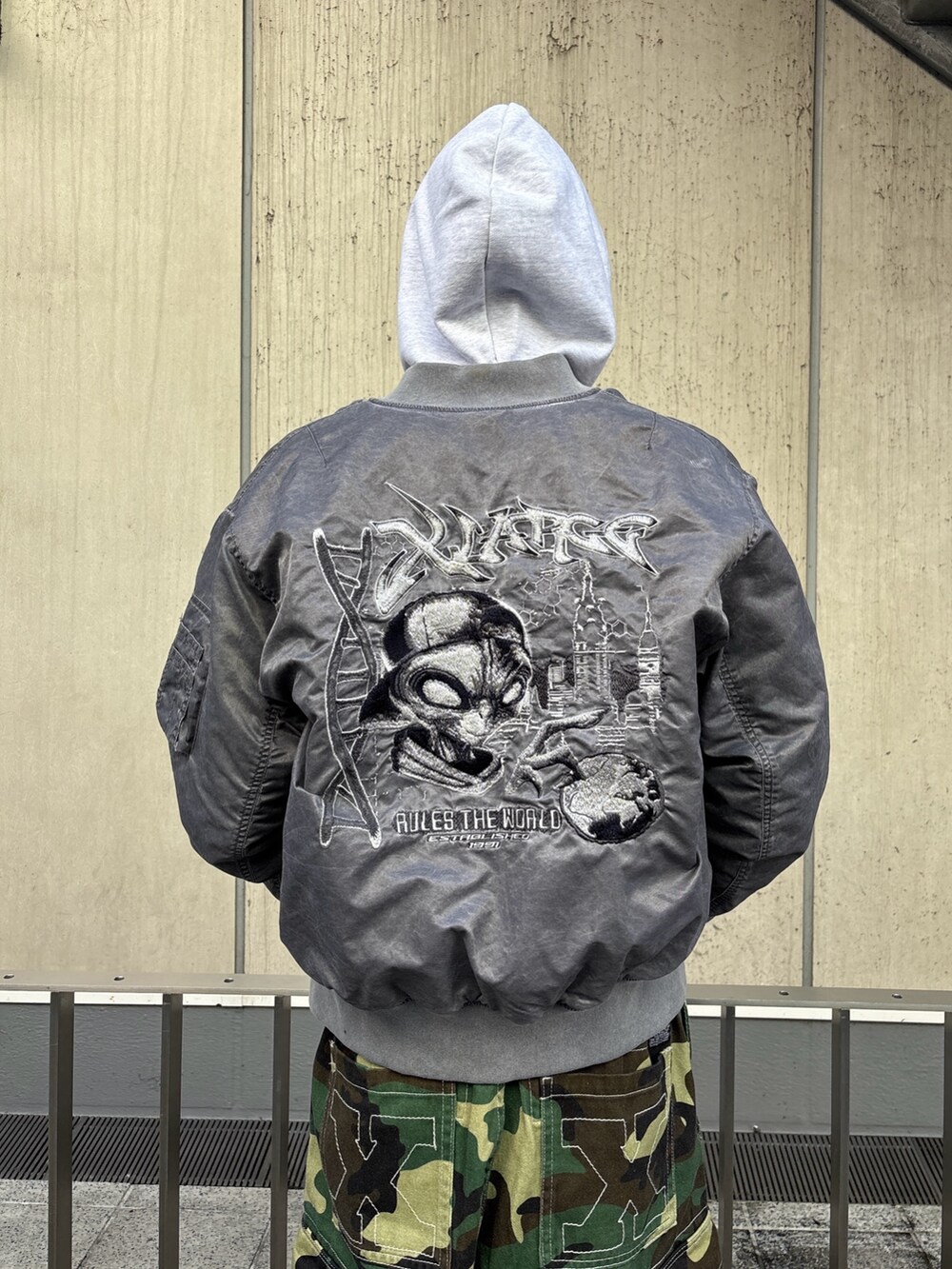 ブラック系のMA-1、グレー系のパーカー、その他のカーゴパンツを着用したメンズの秋コーディネートの8枚目の写真