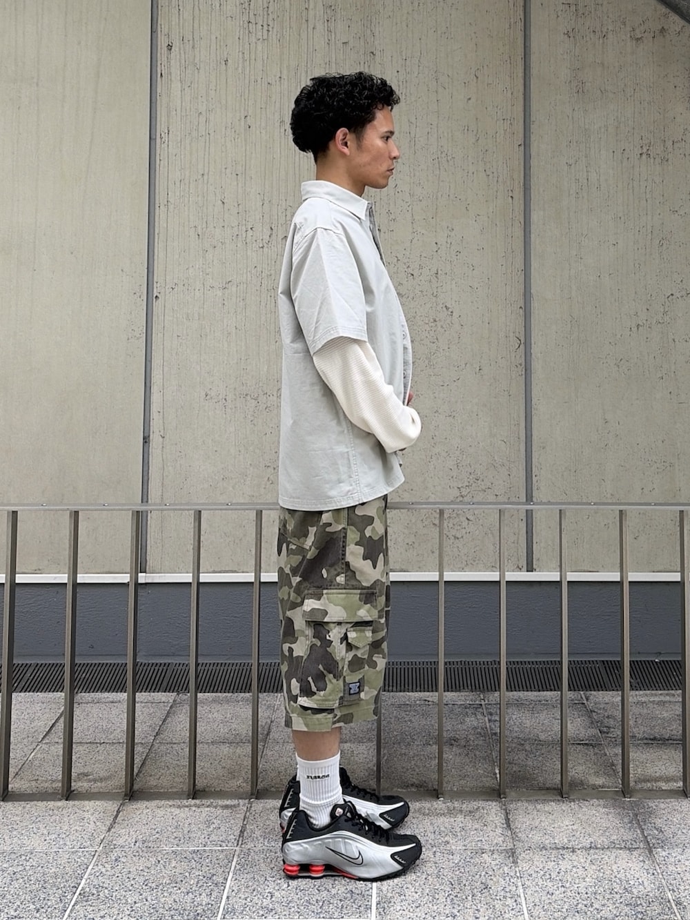 その他のカーゴパンツ、グレー系のシャツ/ブラウス、ホワイト系のTシャツ/カットソーを着用したメンズの春コーディネートの3枚目の写真