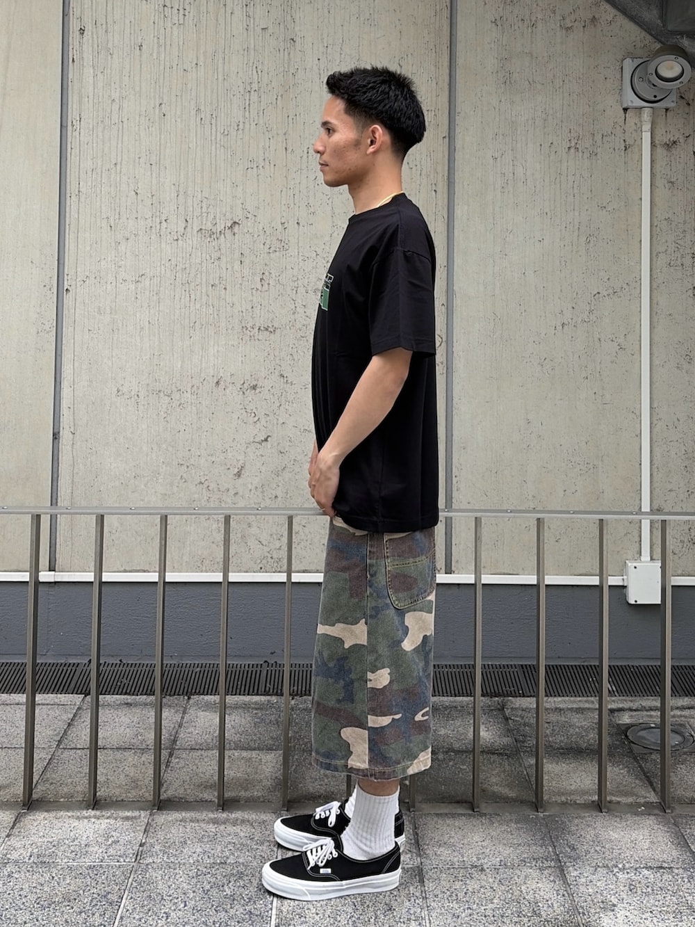 その他のその他パンツ、ブラック系のTシャツ/カットソーを着用したメンズの夏コーディネートの2枚目の写真