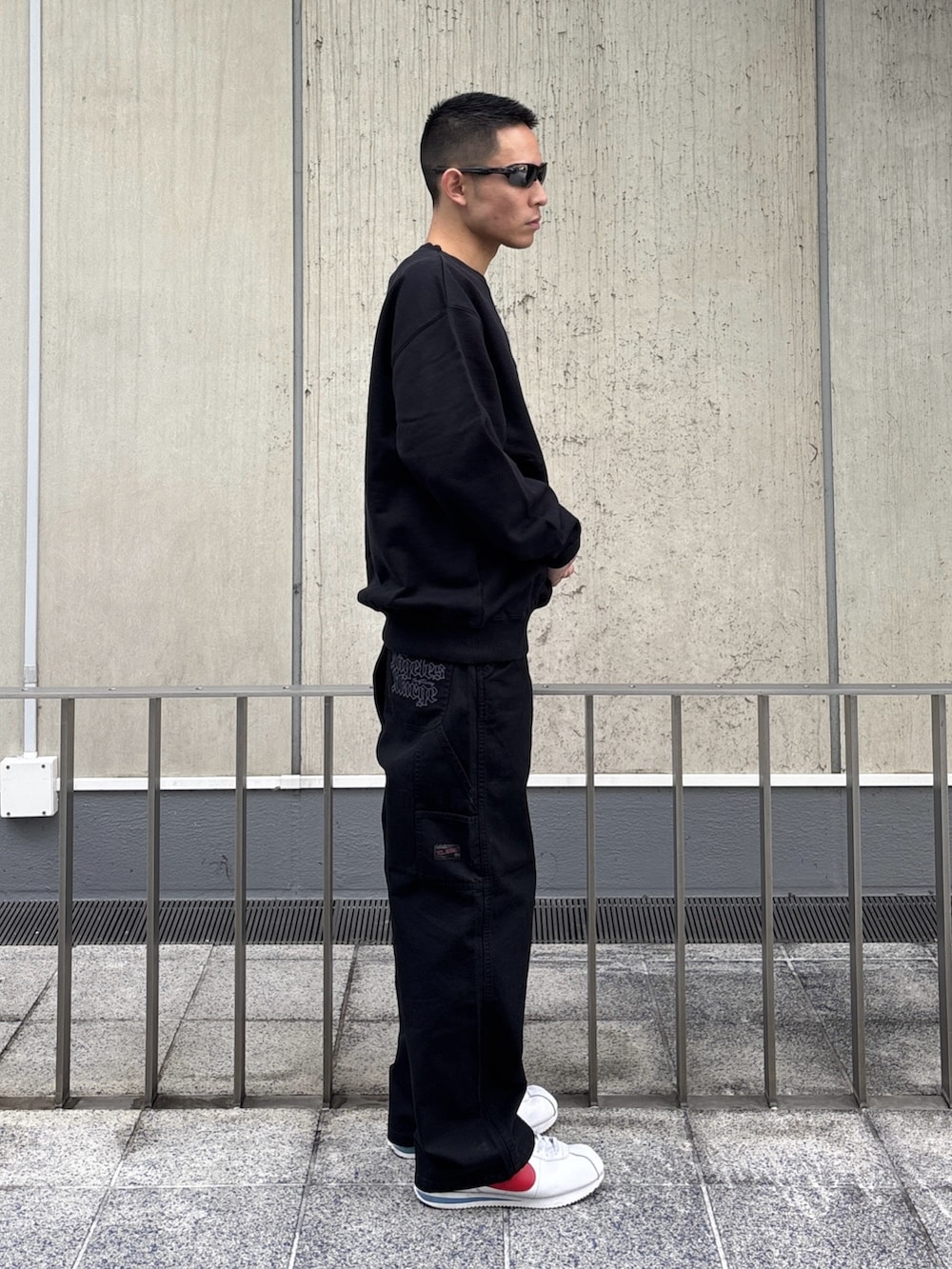 ブラック系のスウェット、ブラック系のその他パンツを着用したメンズの冬コーディネートの3枚目の写真