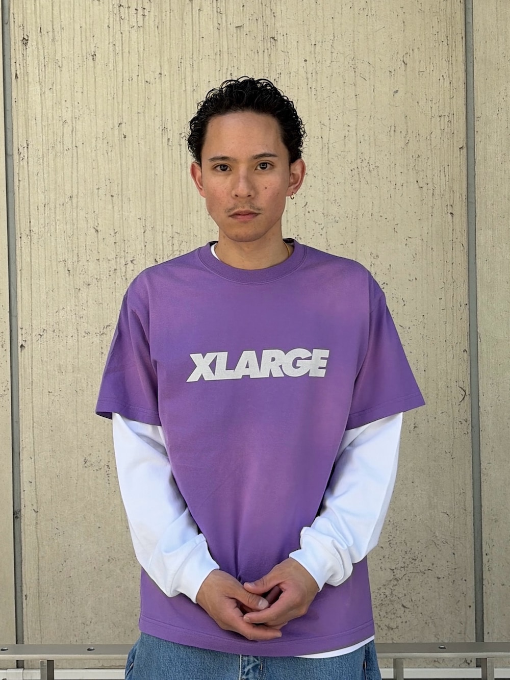 パープル系のTシャツ/カットソー、ホワイト系のTシャツ/カットソー、ブルー系のデニムパンツを着用したメンズの春コーディネートの5枚目の写真