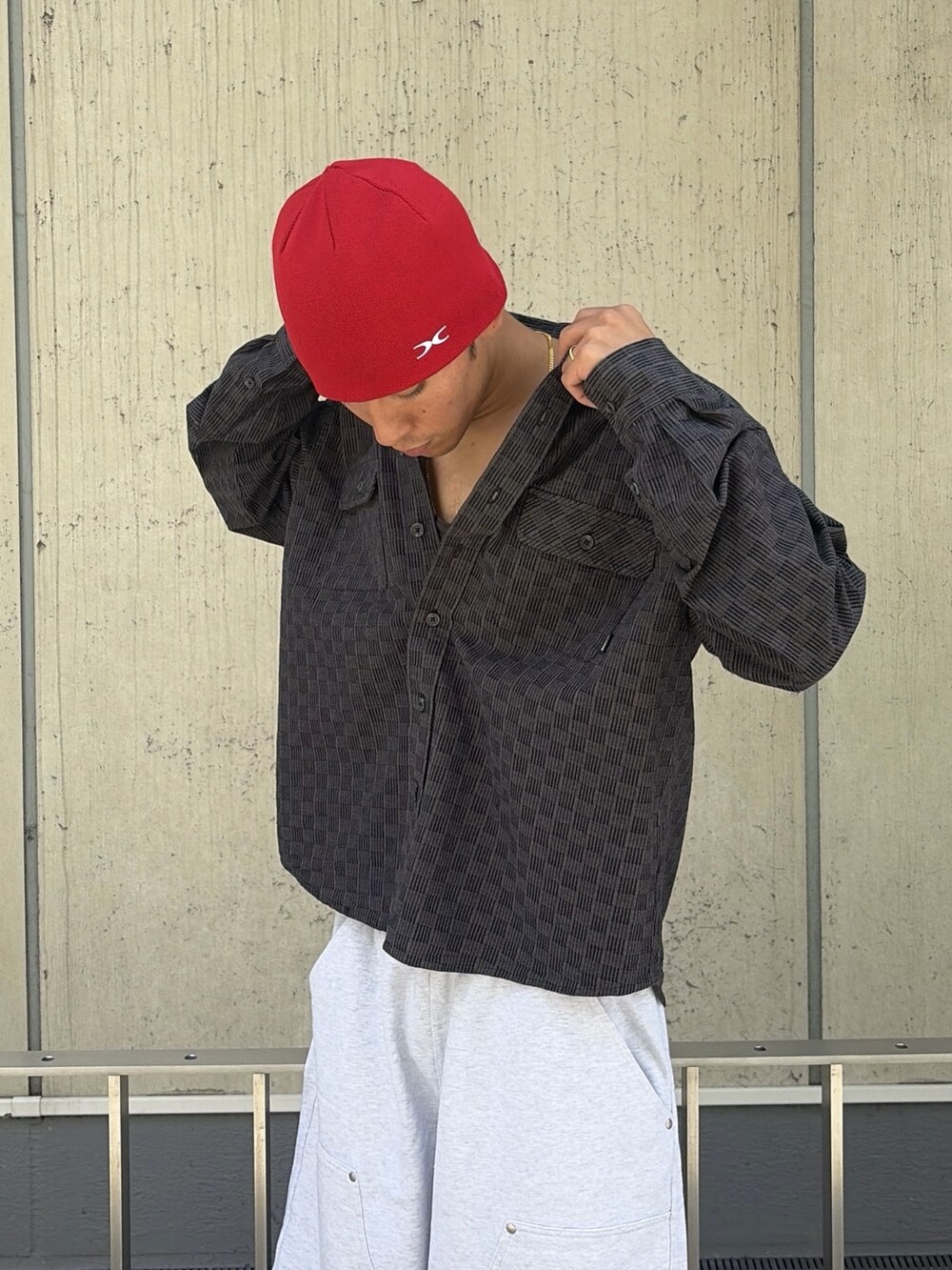 グレー系のスウェットパンツ、ブラック系のシャツ/ブラウス、レッド系のニットキャップ/ビーニーを着用したメンズの夏コーディネートの9枚目の写真