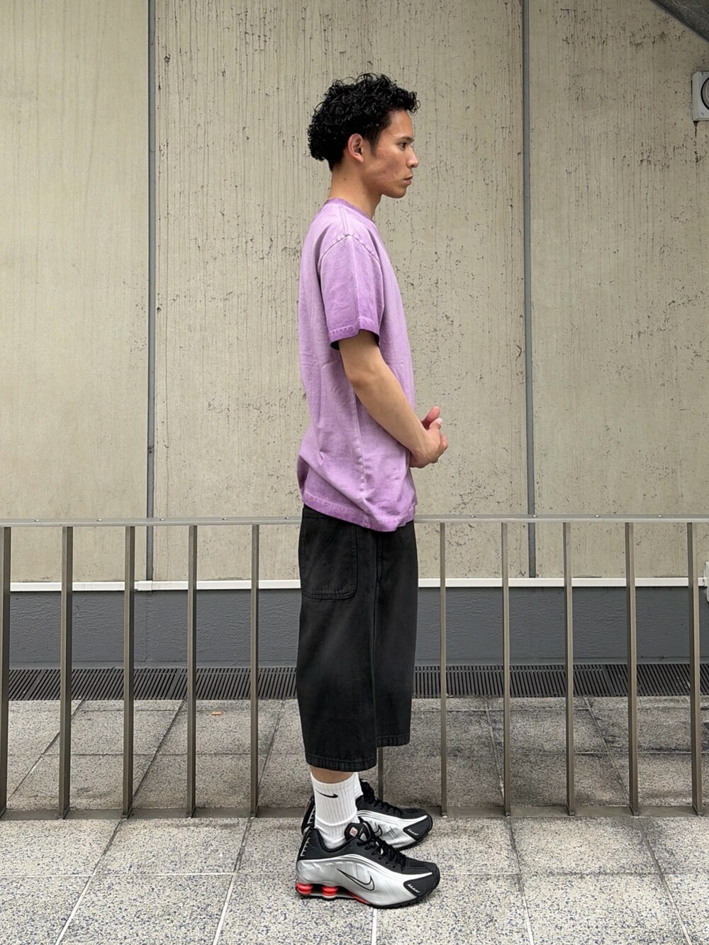パープル系のTシャツ/カットソー、ブラック系のその他パンツを着用したメンズの春コーディネートの3枚目の写真