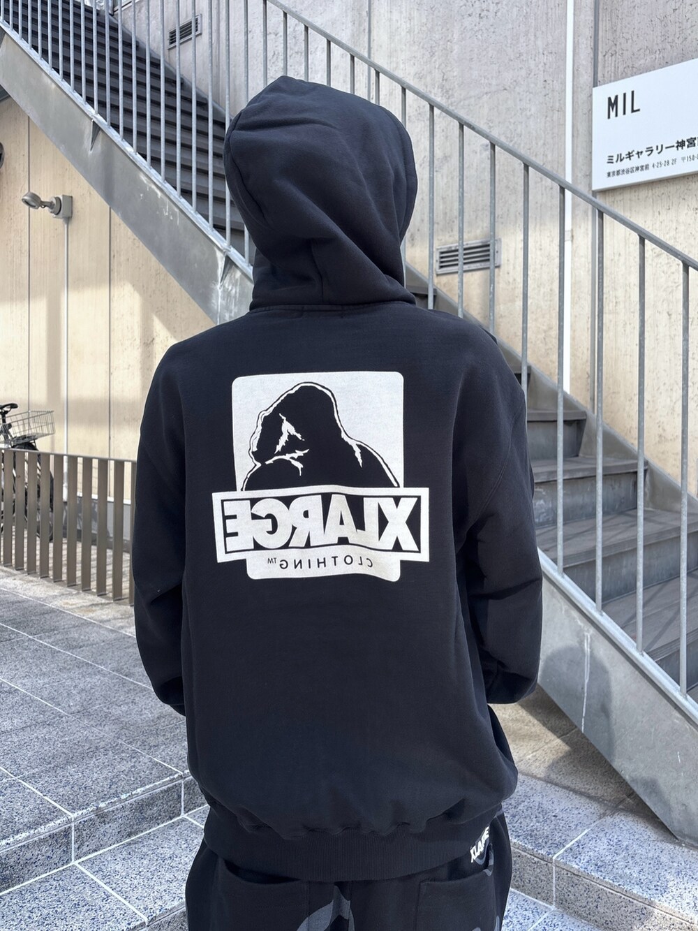 ブラック系のパーカー、ブラック系のスウェットパンツ、ブラック系のニットキャップ/ビーニーを着用したメンズの秋コーディネートの7枚目の写真