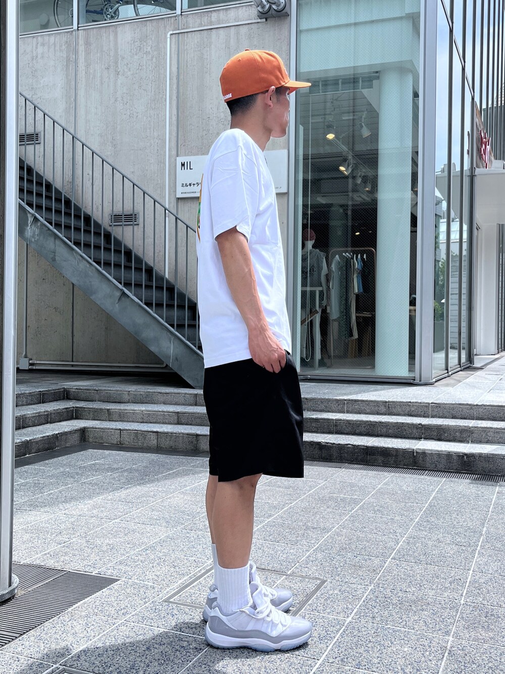 ホワイト系のTシャツ/カットソー、ブラウン系のその他パンツを着用したメンズの夏コーディネートの3枚目の写真