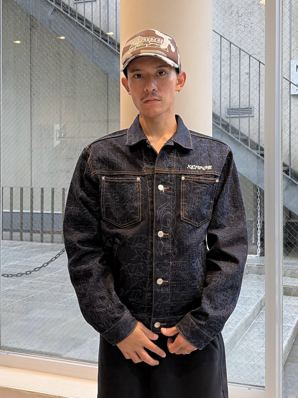 ブルー系のブルゾン、ブラック系のその他パンツ、ブラック系のキャップを着用したメンズの秋コーディネートの5枚目の写真