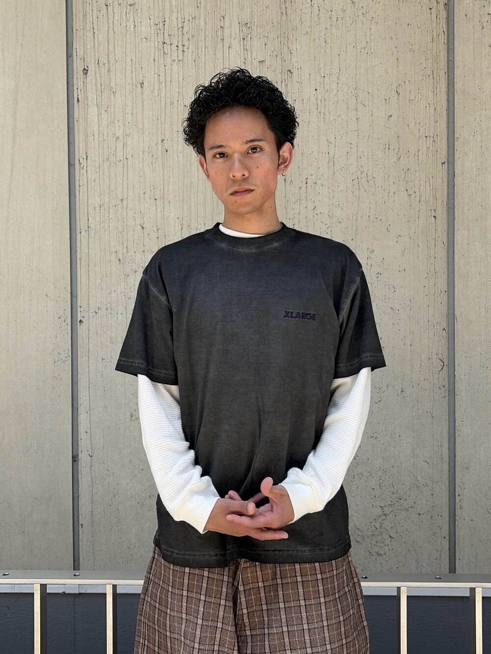 パープル系のTシャツ/カットソー、ホワイト系のTシャツ/カットソー、その他のその他パンツを着用したメンズの春コーディネートの4枚目の写真