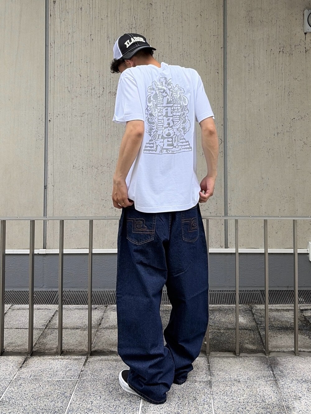 ブルー系のその他パンツ、ホワイト系のTシャツ/カットソー、ブラック系のキャップを着用したメンズの夏コーディネートの4枚目の写真