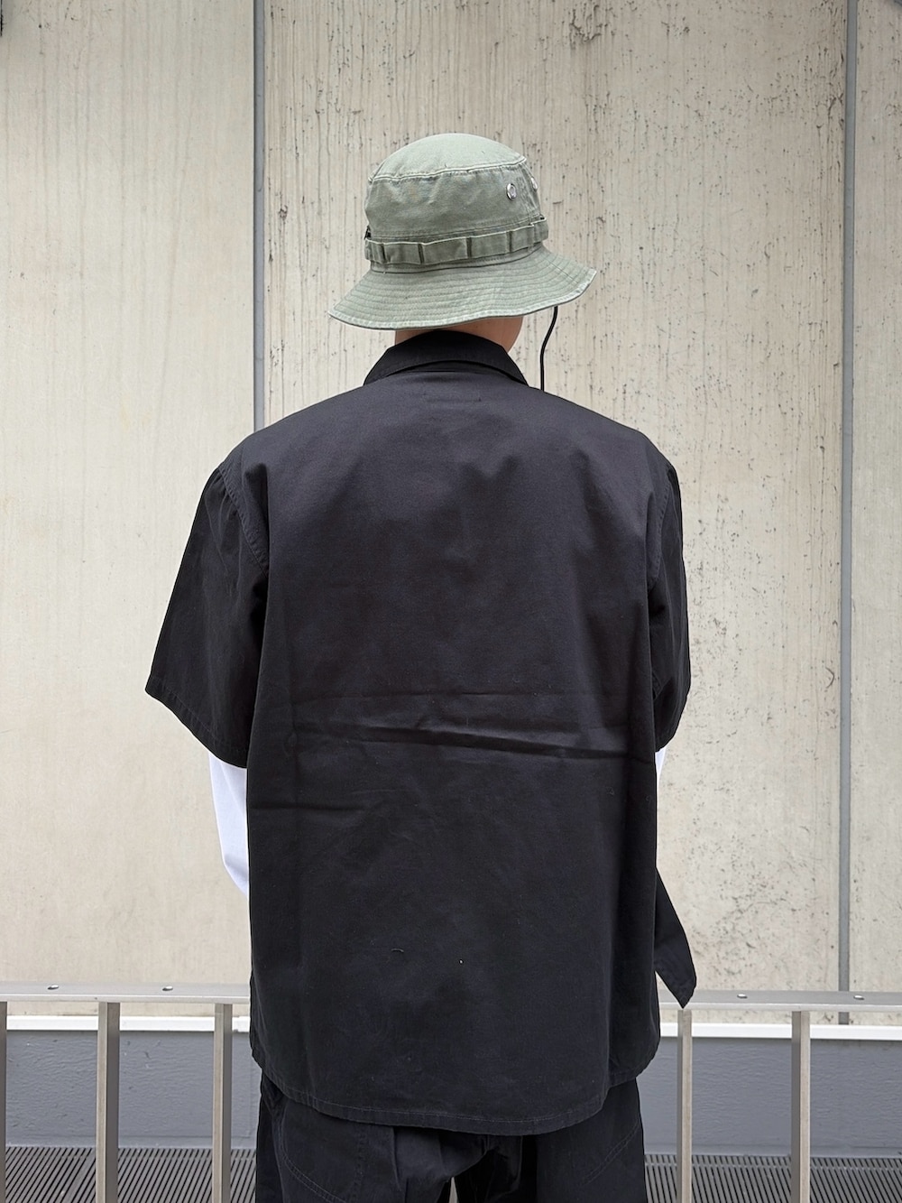 ブラック系のシャツ/ブラウス、ホワイト系のTシャツ/カットソー、ブラック系のその他パンツを着用したメンズの春コーディネートの7枚目の写真