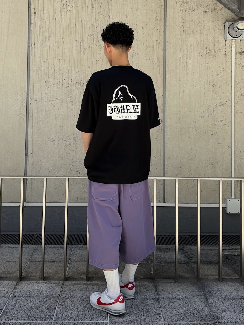 ホワイト系のTシャツ/カットソー、グレー系のスウェットパンツを着用したメンズの夏コーディネートの4枚目の写真