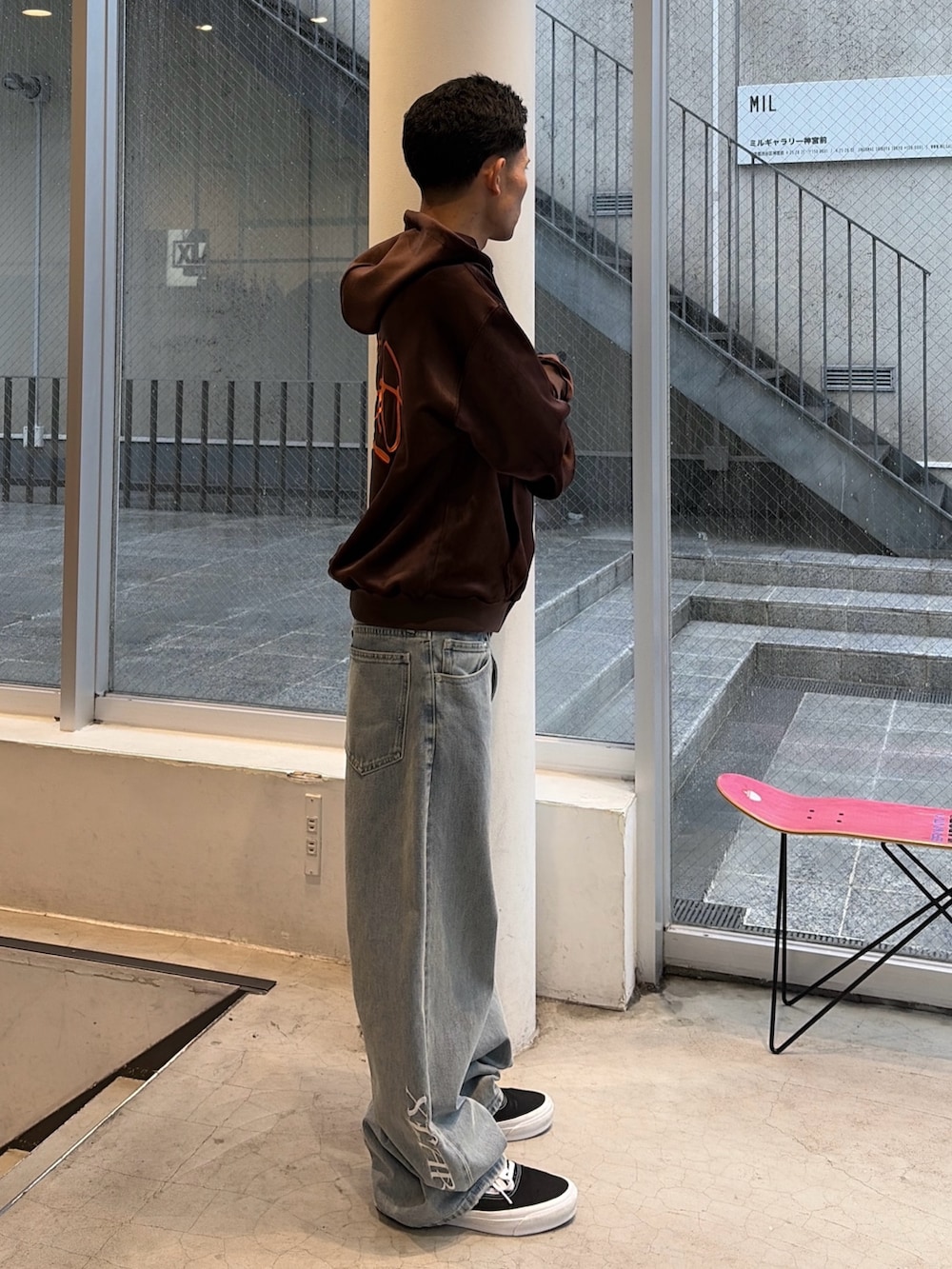 ブラウン系のパーカー、ブルー系のデニムパンツを着用したメンズの秋コーディネートの4枚目の写真