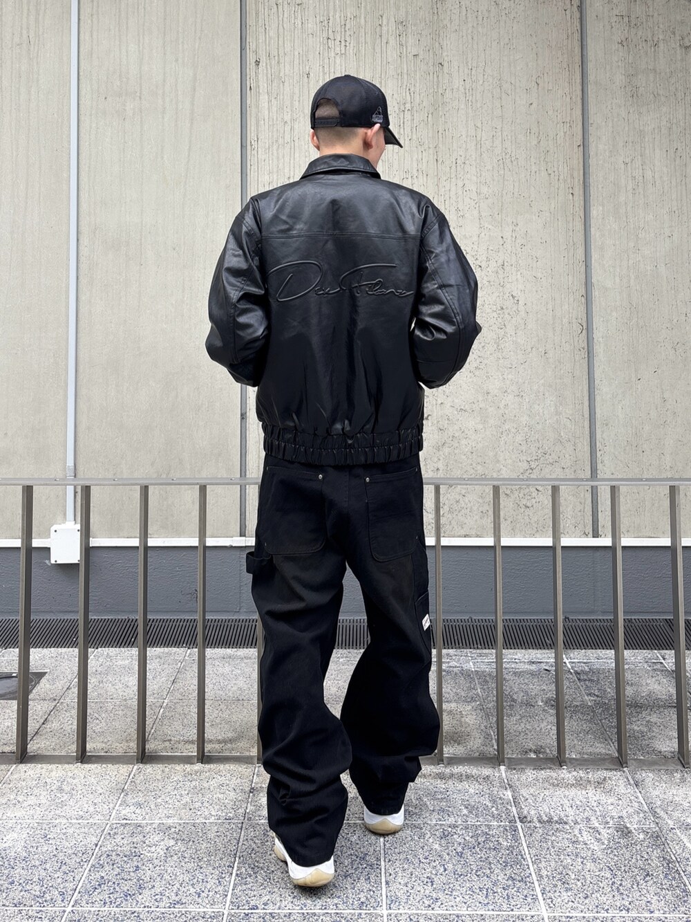 ブラック系のその他アウター、ブラウン系のその他パンツ、ブラック系のキャップを着用したメンズの冬コーディネートの4枚目の写真