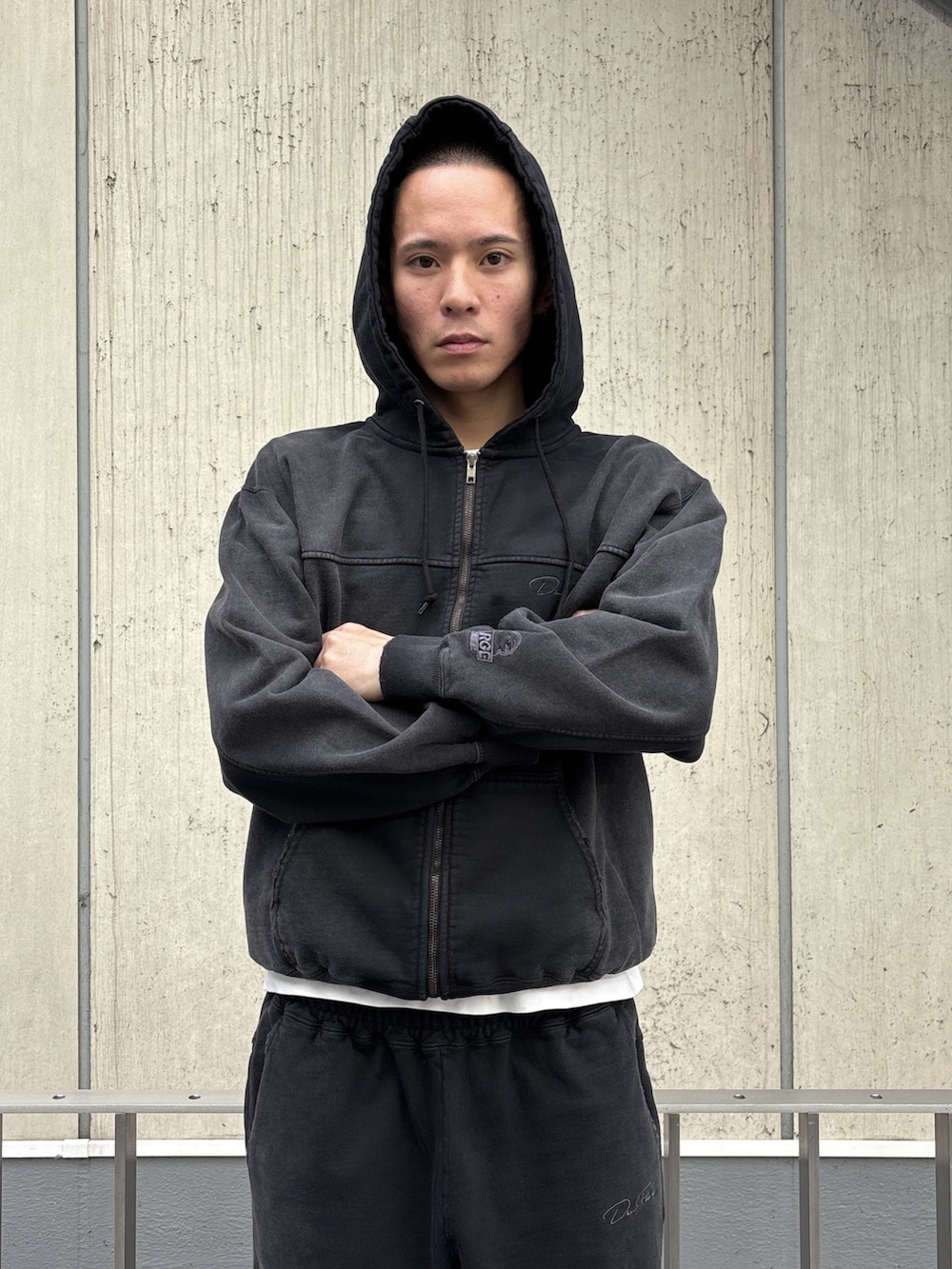 ブラック系のパーカー、ブラック系のスウェットパンツを着用したメンズの冬コーディネートの6枚目の写真