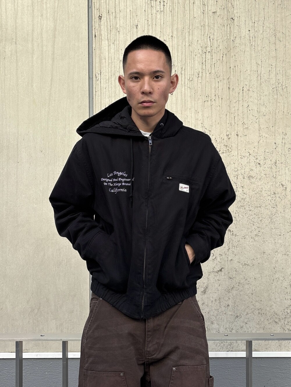 ブラック系のその他アウター、ブラウン系のその他パンツを着用したメンズの冬コーディネートの5枚目の写真