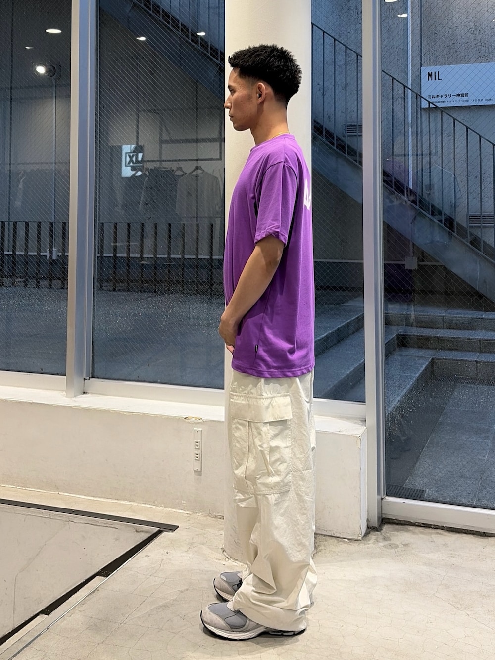 ホワイト系のTシャツ/カットソー、ホワイト系のカーゴパンツを着用したメンズの夏コーディネートの3枚目の写真