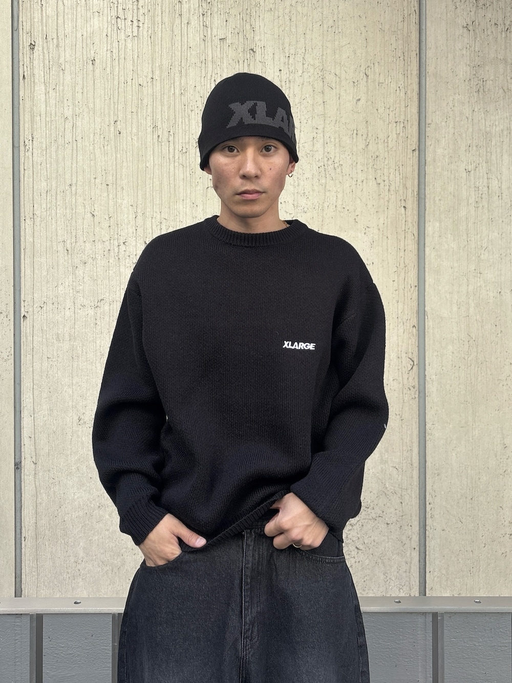 ブラック系のその他アウター、ブラック系のデニムパンツ、ブラック系のニット/セーターを着用したメンズの冬コーディネートの8枚目の写真