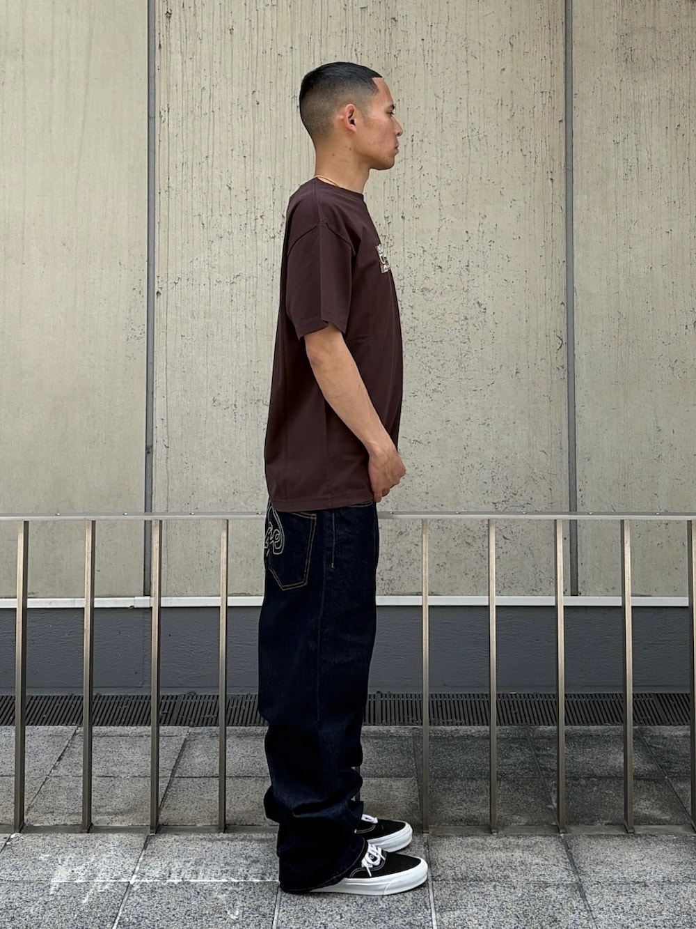 ブラウン系のTシャツ/カットソー、ブラック系のデニムパンツを着用したメンズの夏コーディネートの4枚目の写真